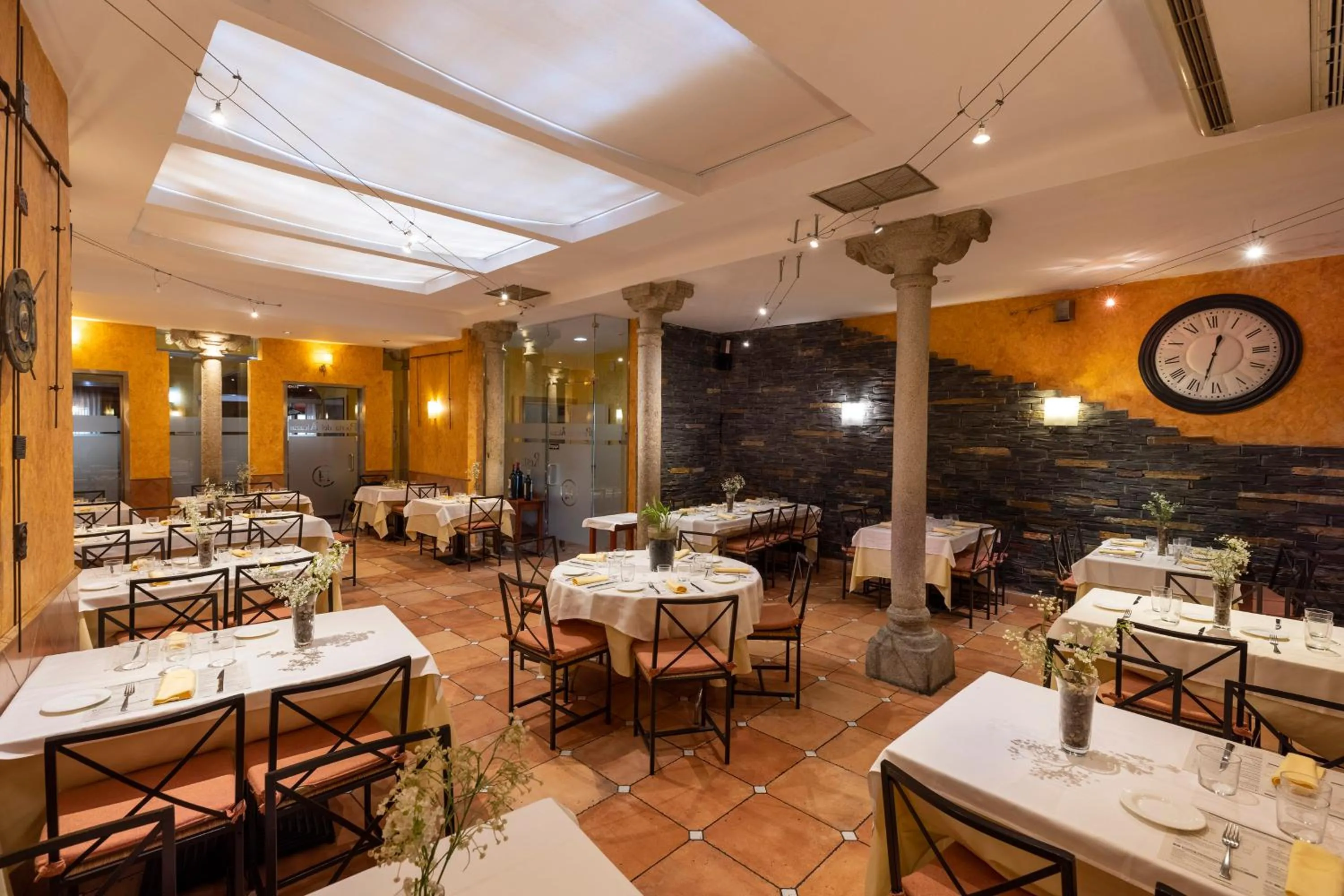 Restaurant/places to eat in Hostal Restaurante Puerta del Alcázar