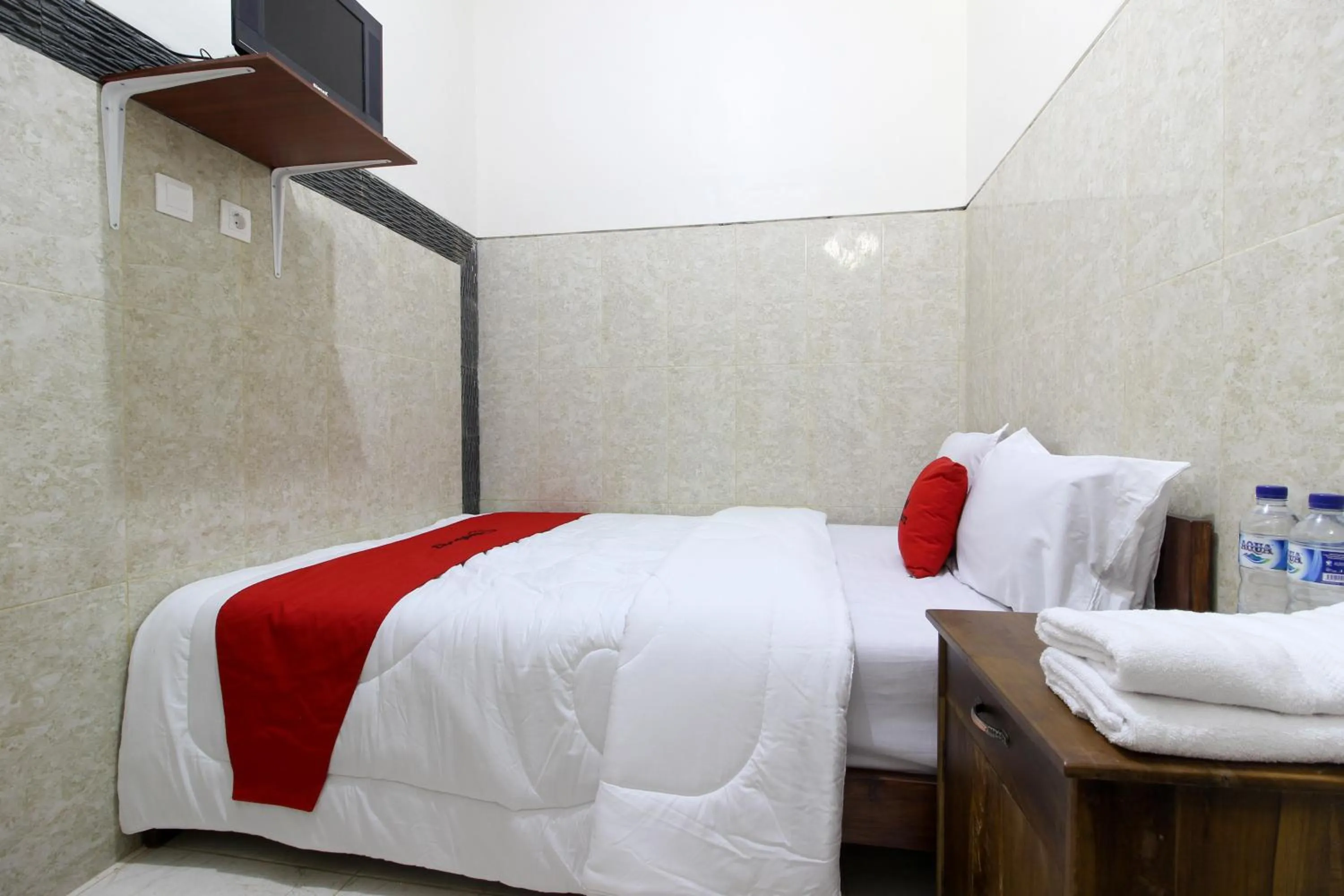 Bedroom, Bed in RedDoorz near Museum Gunung Merapi