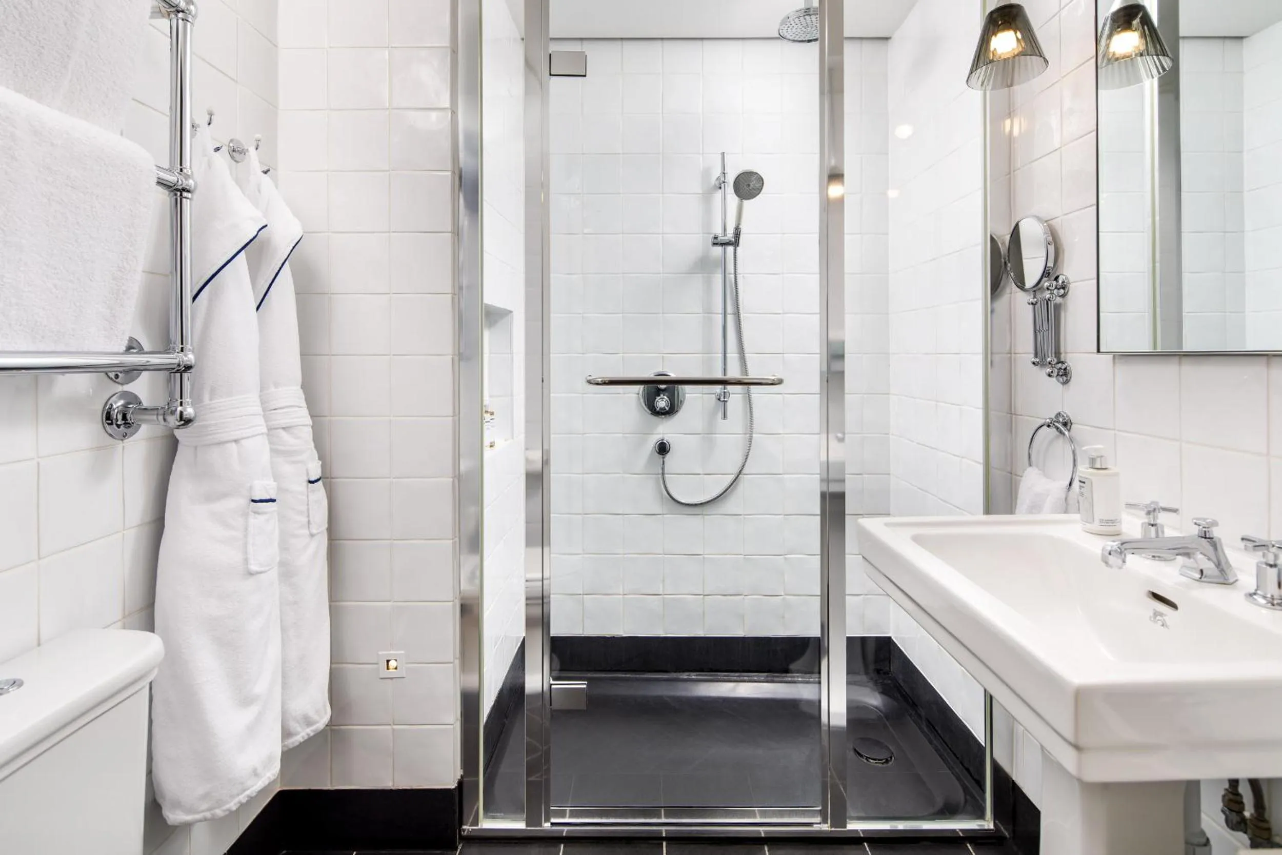 Shower in Kaya Great Northern Hotel, London