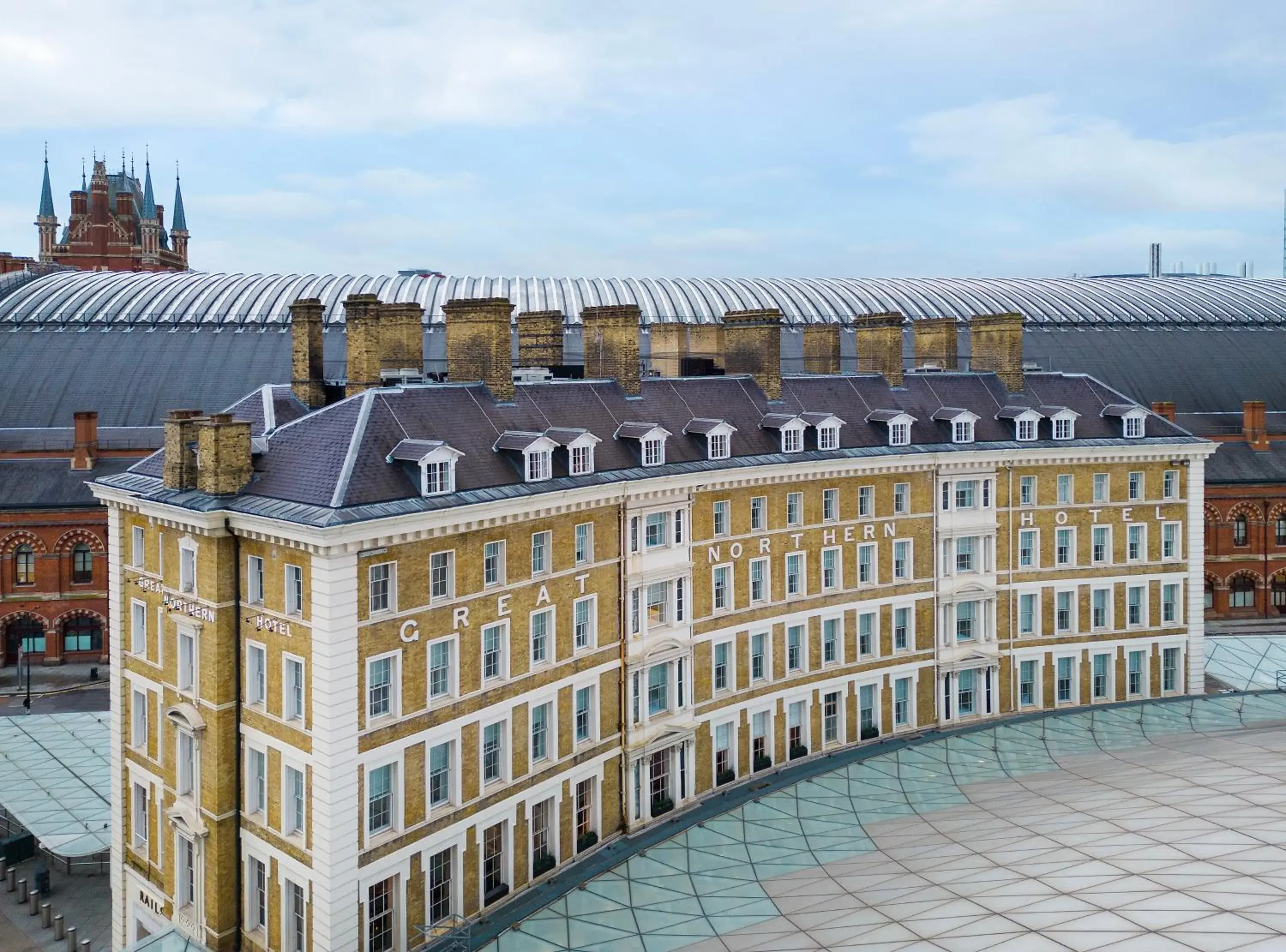 Property building in Kaya Great Northern Hotel, London Property building in Kaya Great Northern Hotel, London