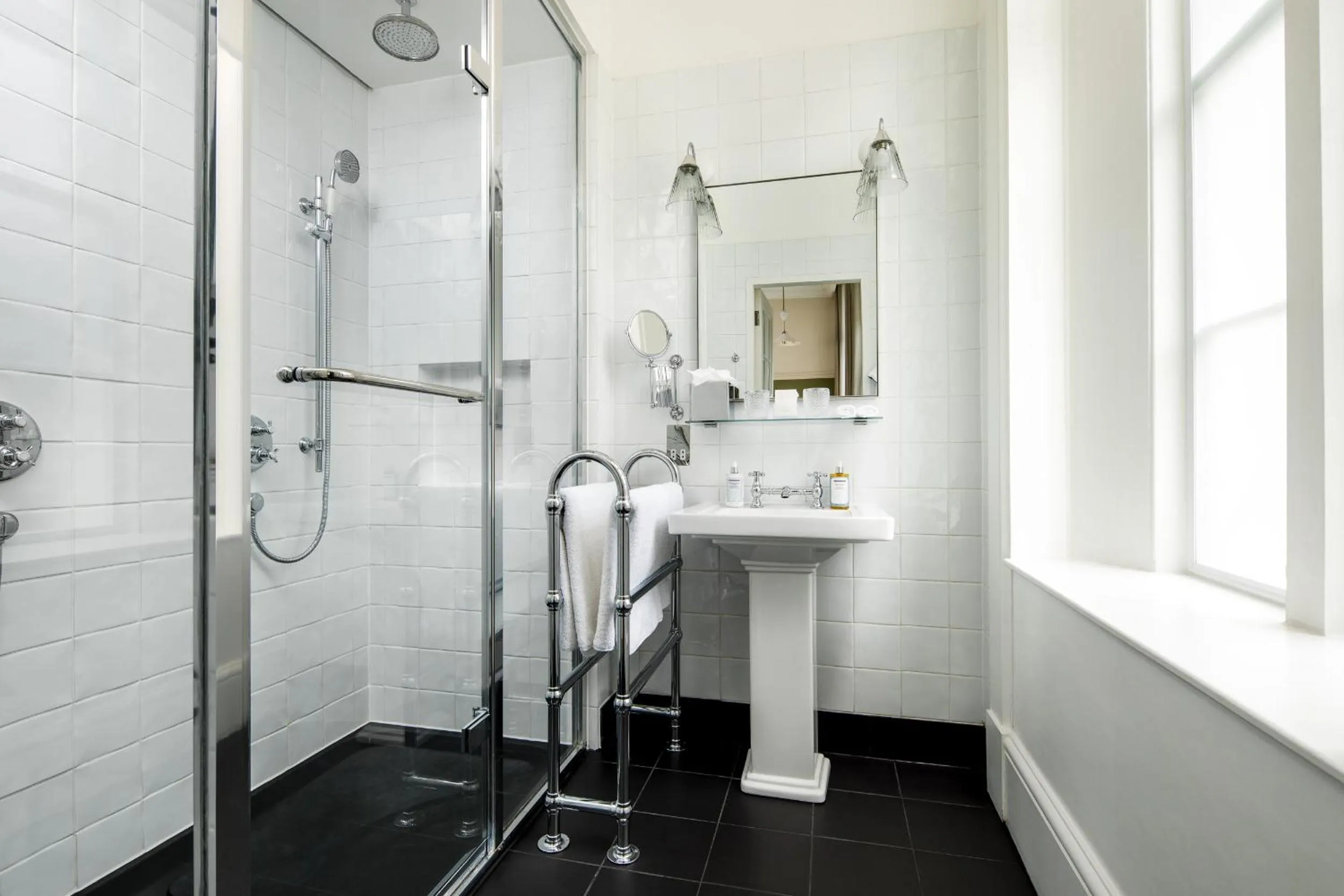 Shower in Kaya Great Northern Hotel, London