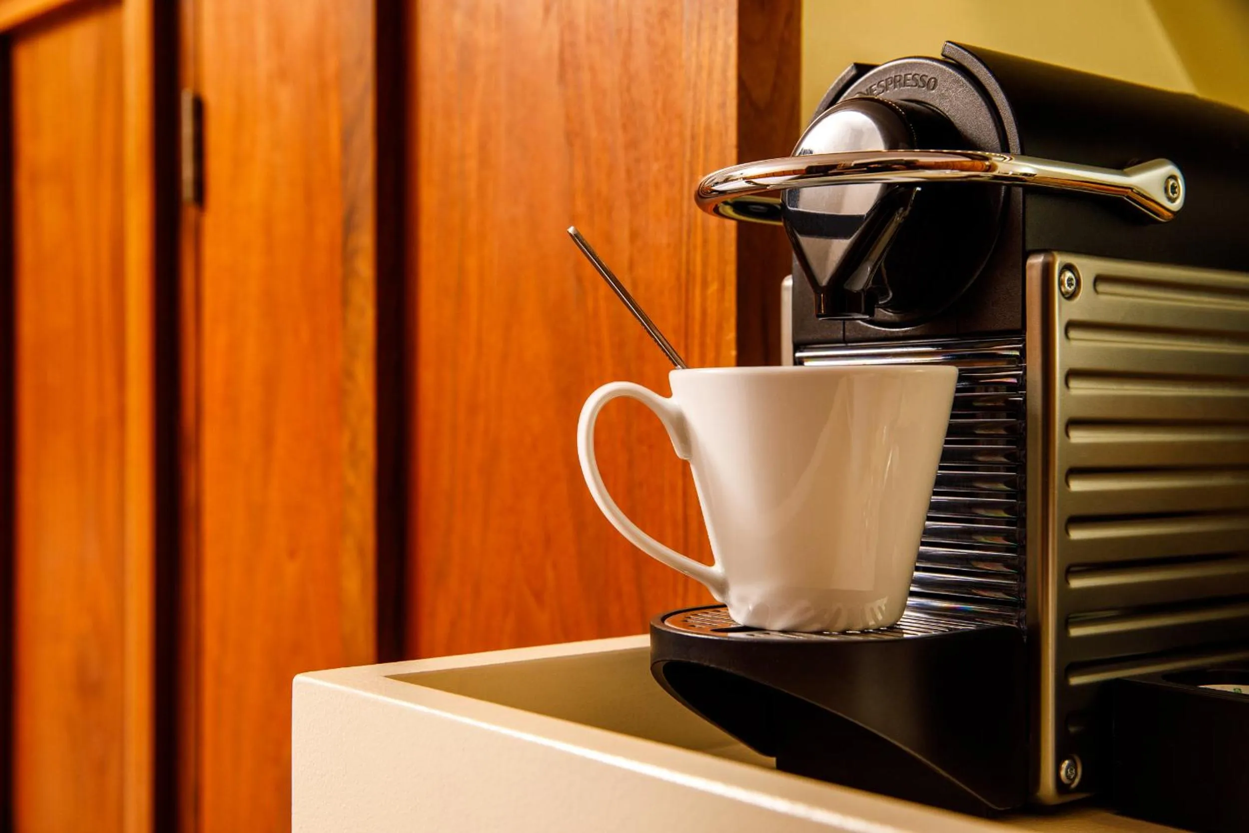 Coffee/tea facilities in Kaya Great Northern Hotel, London