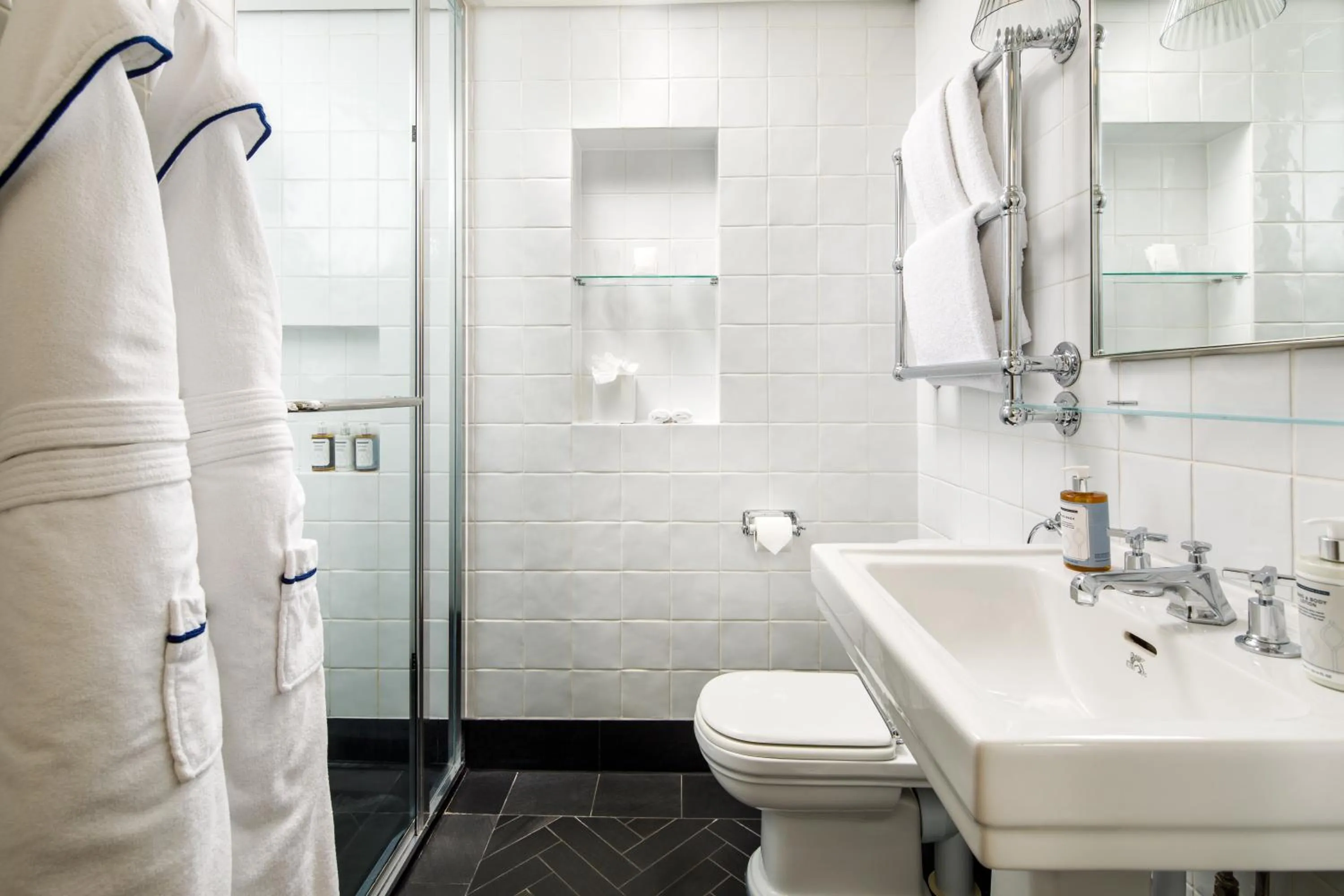 Shower in Kaya Great Northern Hotel, London