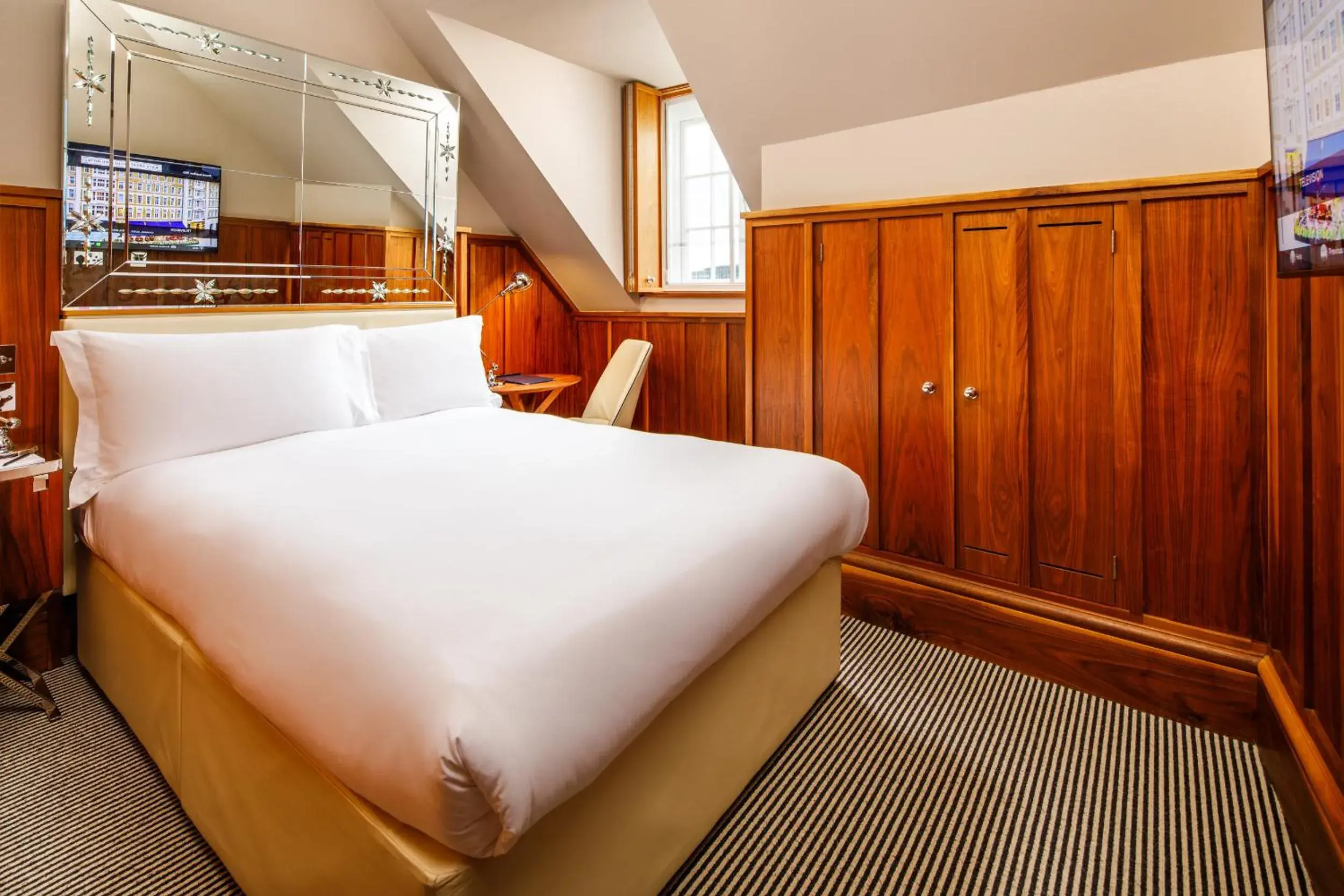 Queen Room - Edwardian/High Floor in Kaya Great Northern Hotel, London Queen Room - Edwardian/High Floor in Kaya Great Northern Hotel, London