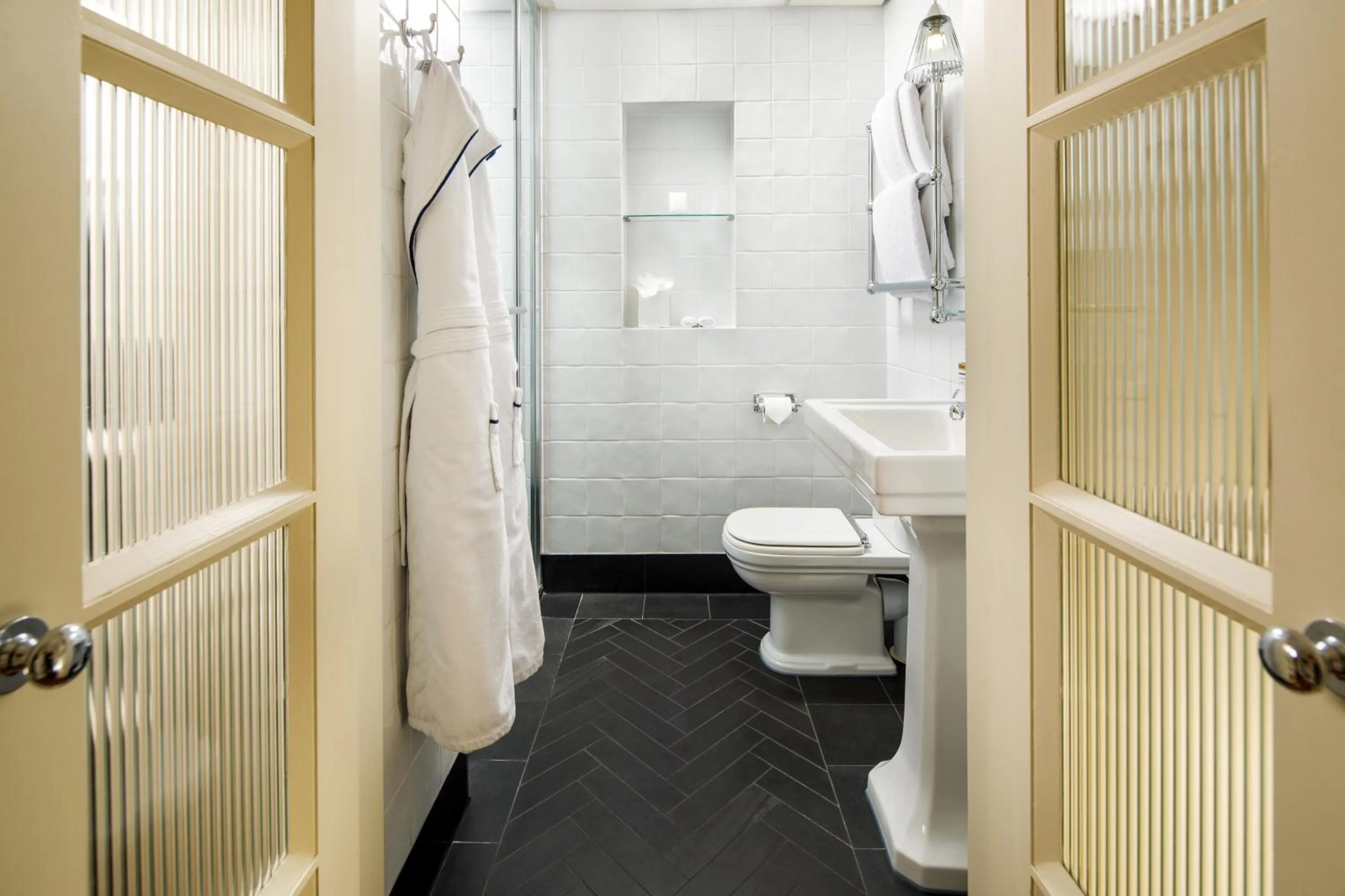 Toilet in Kaya Great Northern Hotel, London