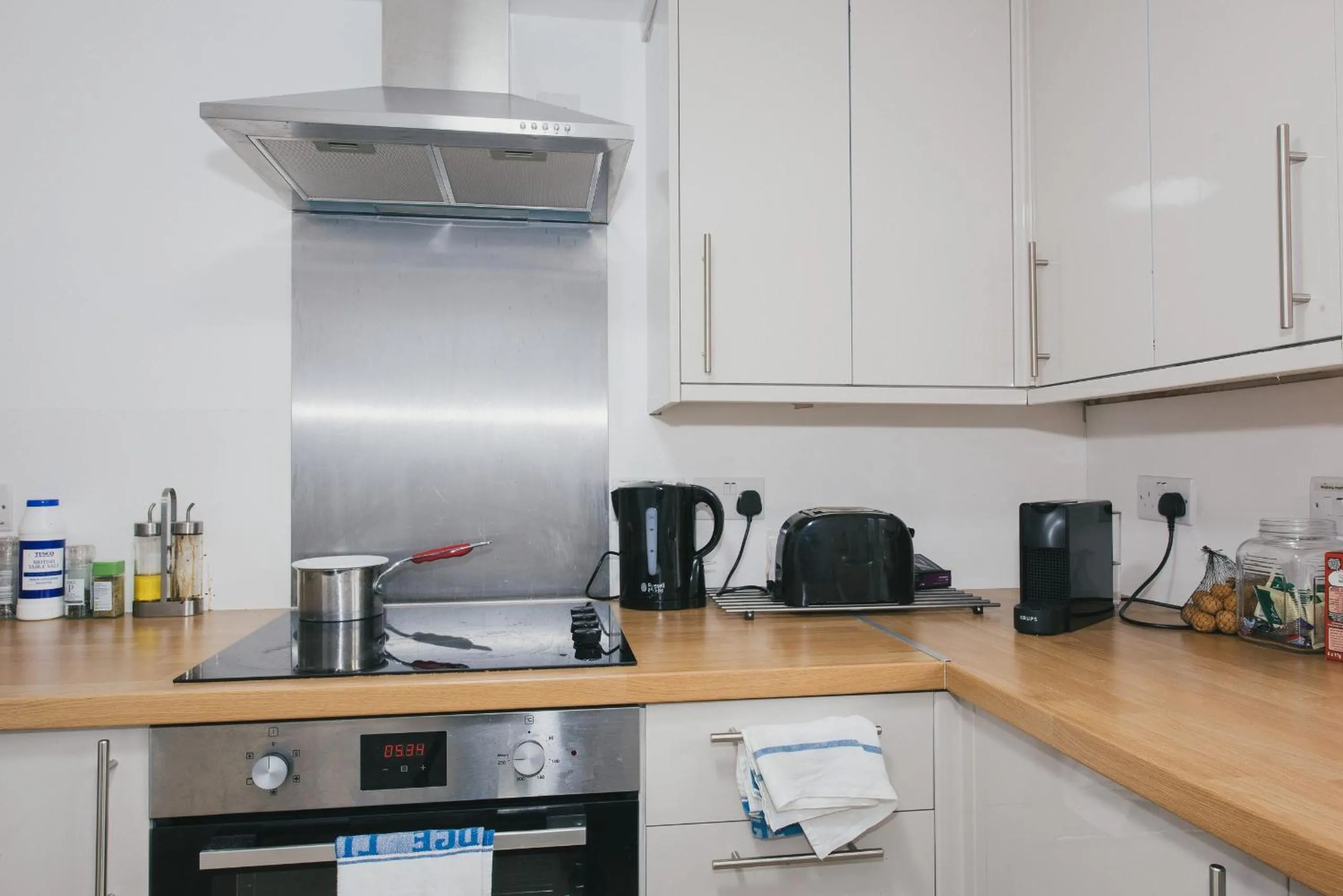 Kitchen or kitchenette in River Court Apartments by Paymán Club