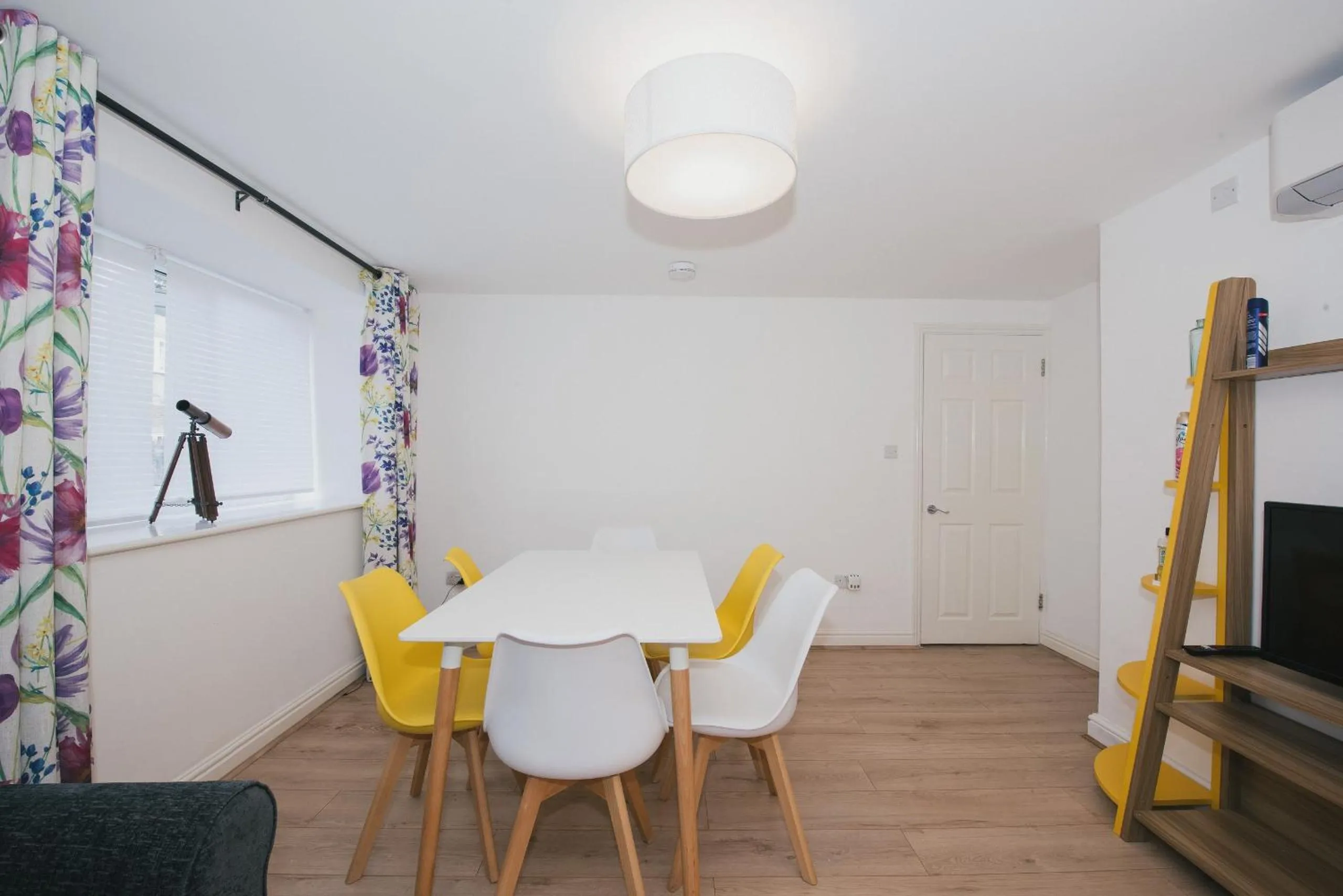Dining area in River Court Apartments by Paymán Club