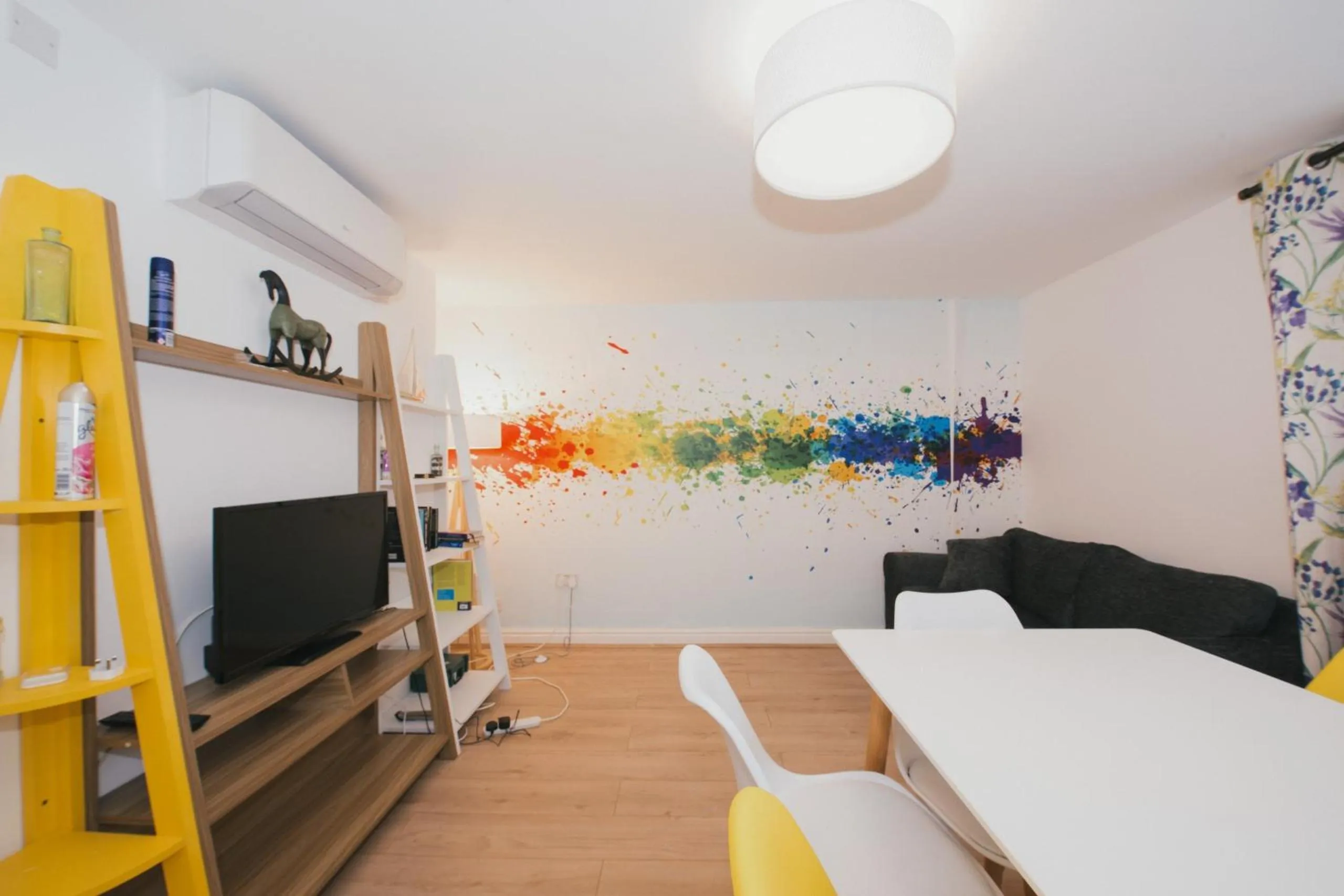 TV and multimedia in River Court Apartments by Paymán Club