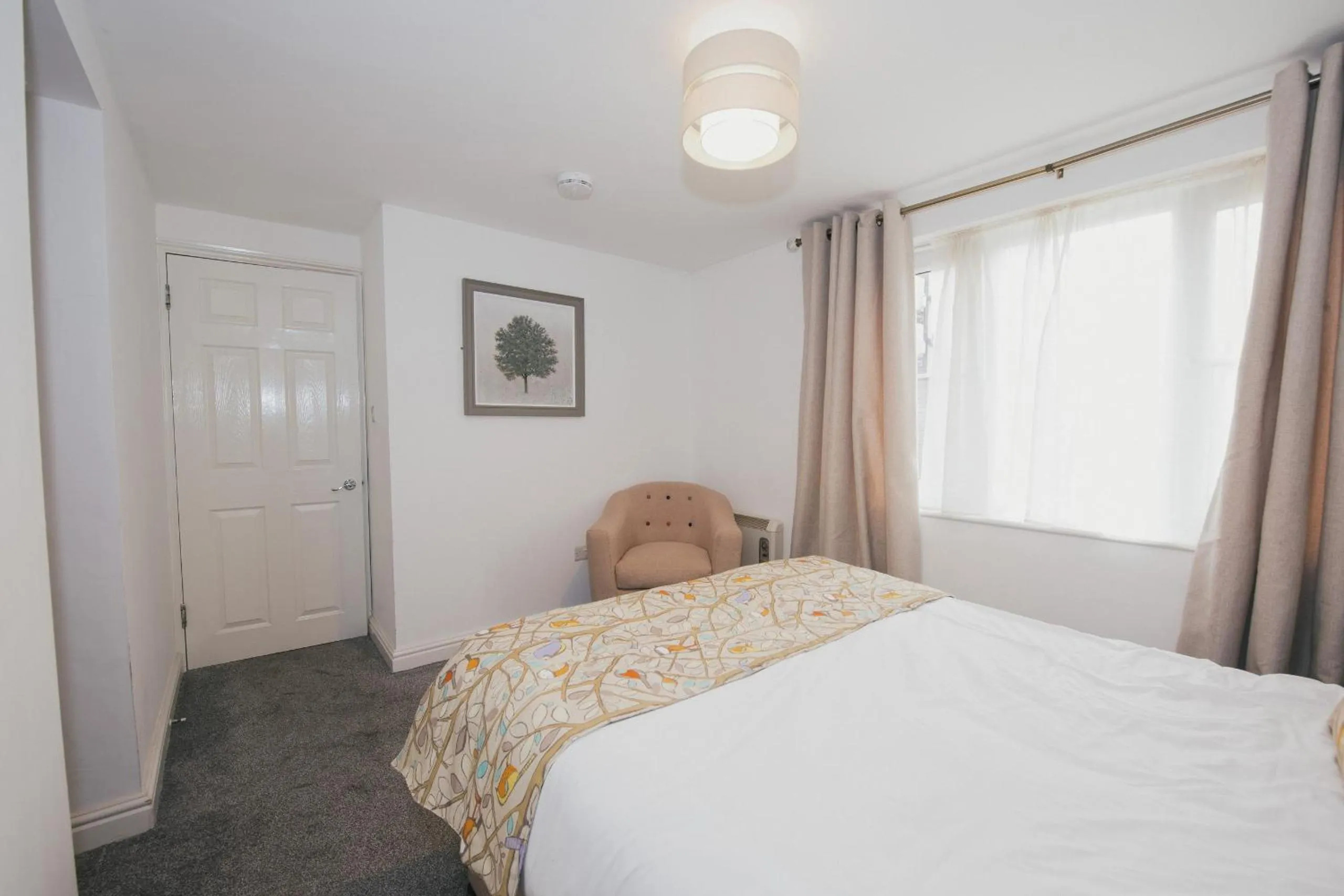 Bed in River Court Apartments by Paymán Club