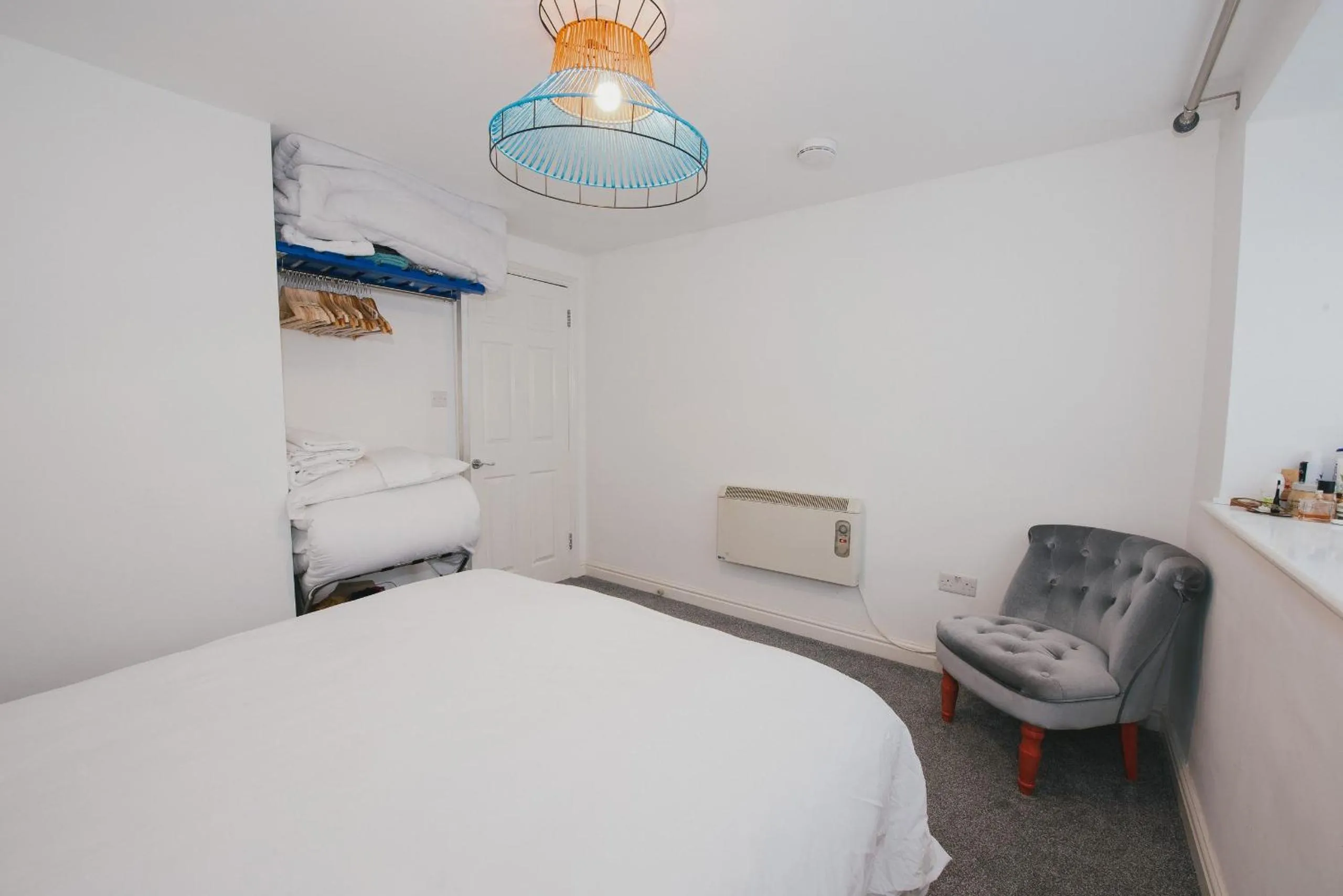 Bed in River Court Apartments by Paymán Club