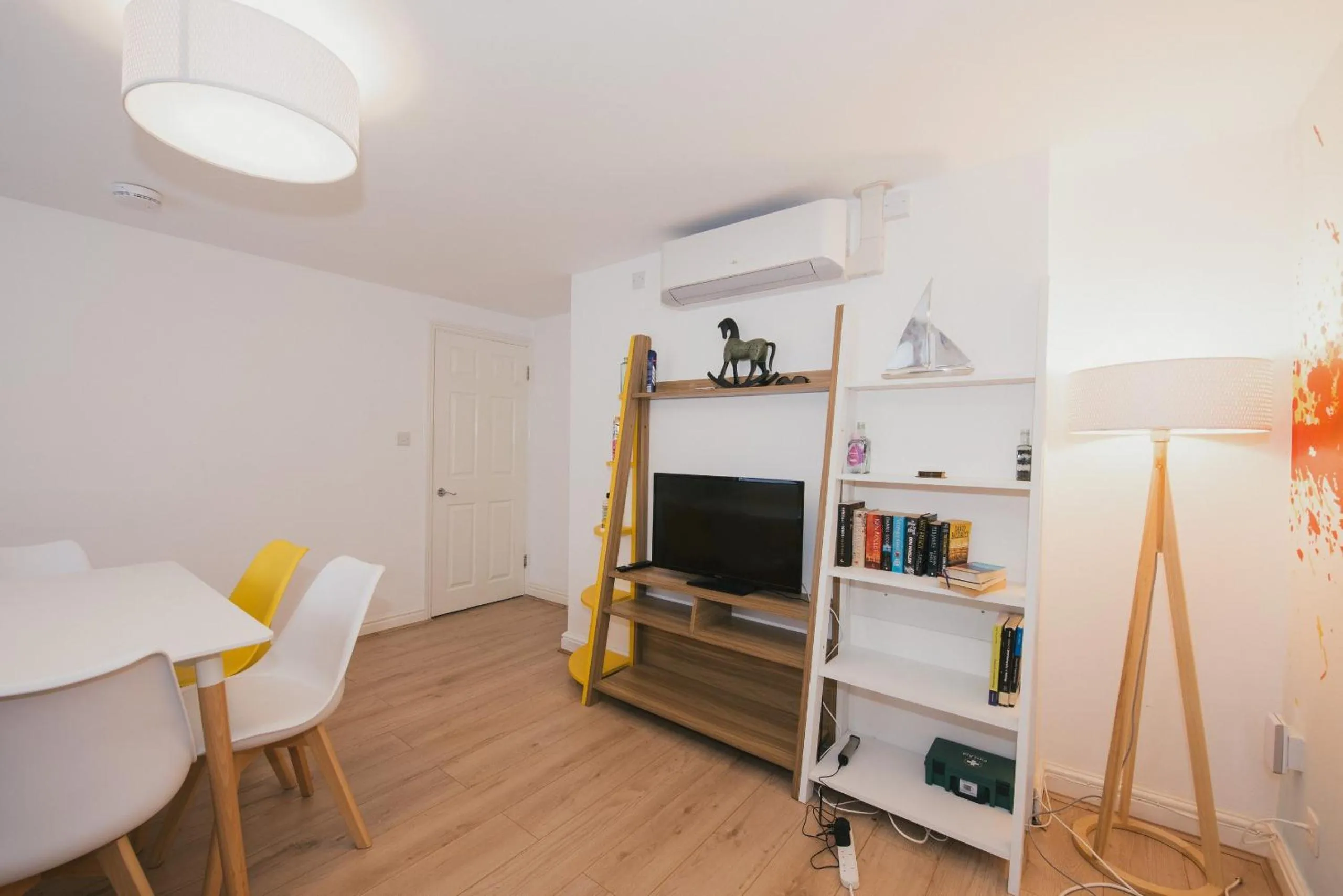 TV and multimedia in River Court Apartments by Paymán Club