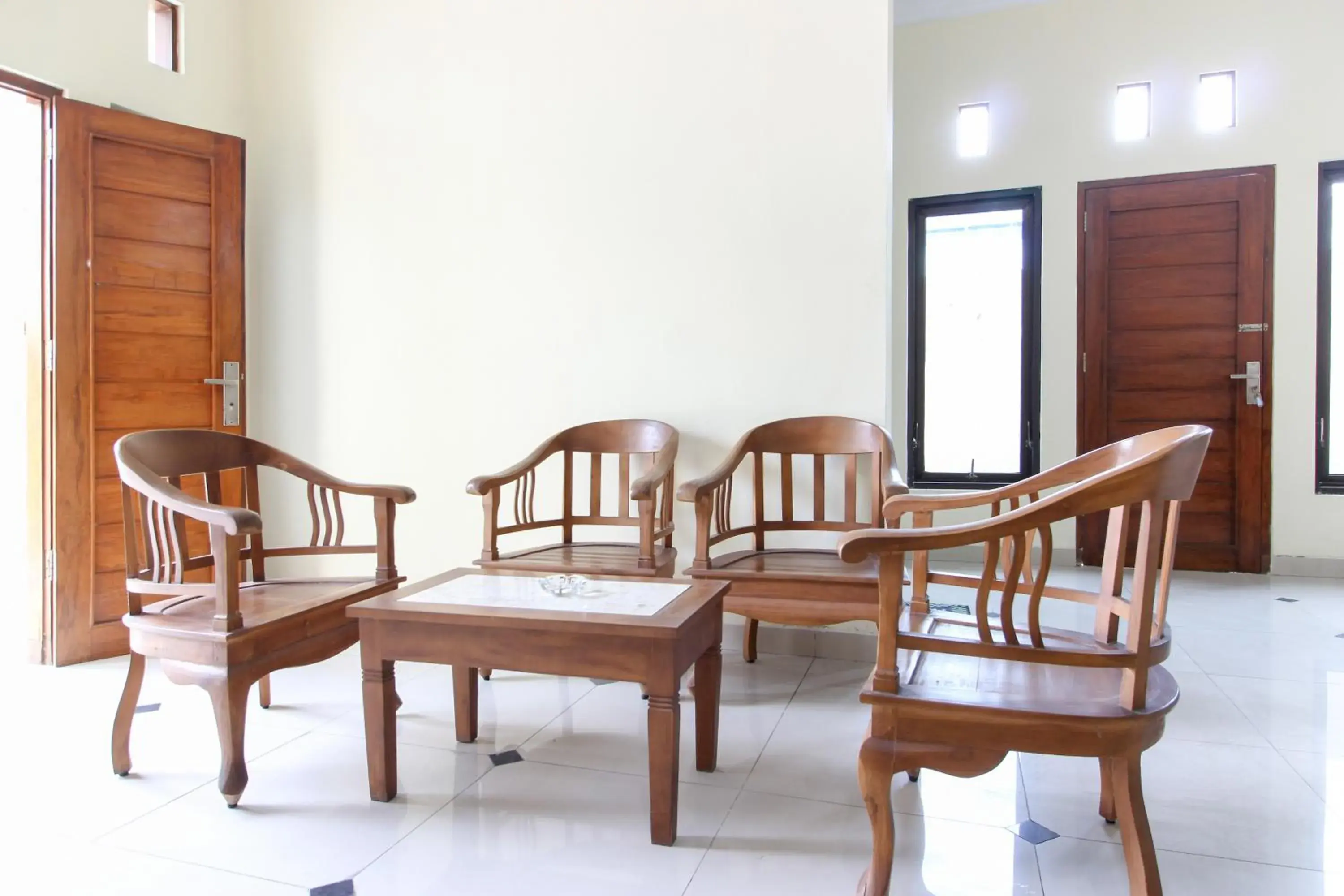 Lobby or reception, Seating Area in RedDoorz near Rumah Sakit Condong Catur