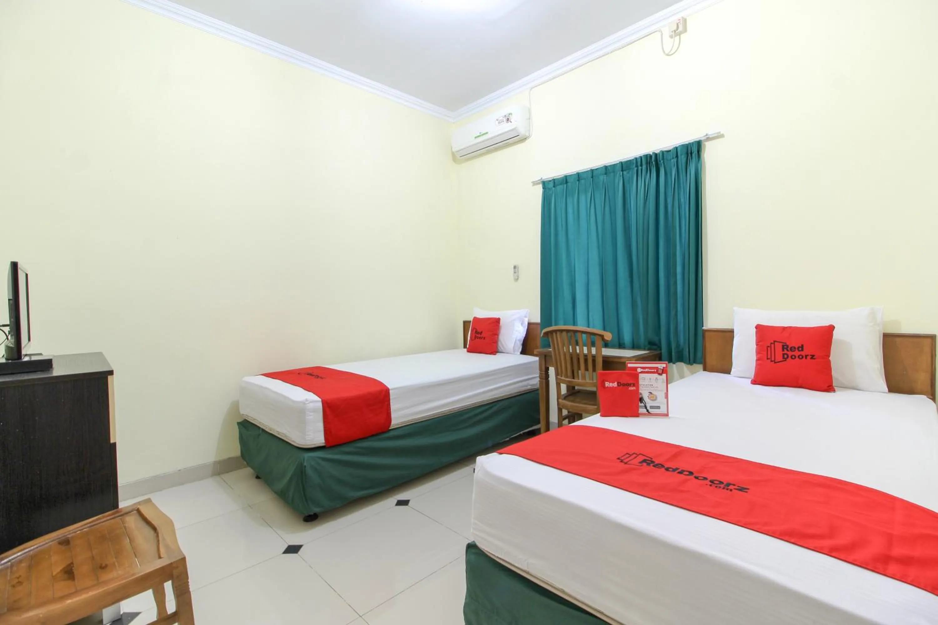 Bedroom, Bed in RedDoorz near Rumah Sakit Condong Catur