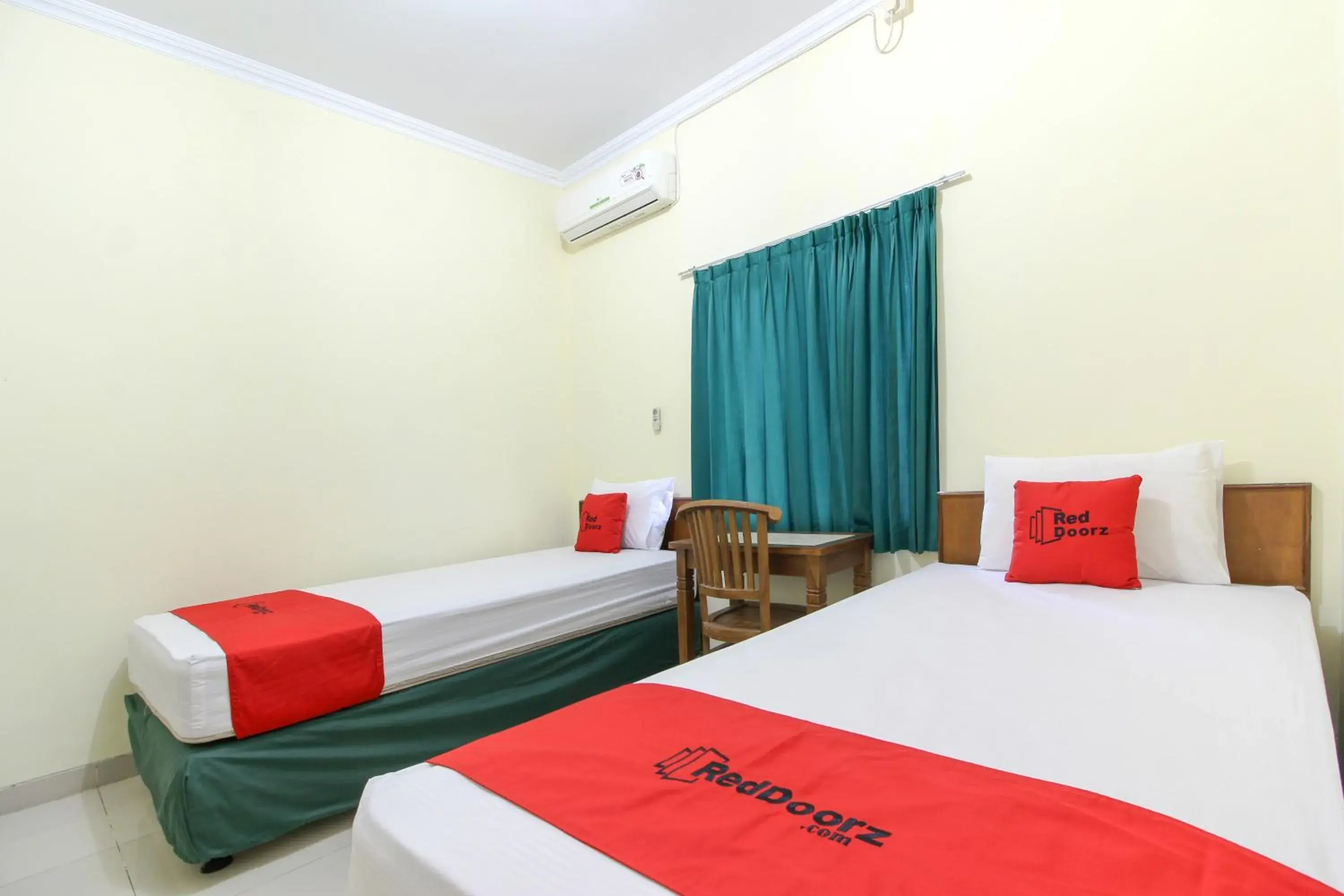Bedroom, Bed in RedDoorz near Rumah Sakit Condong Catur
