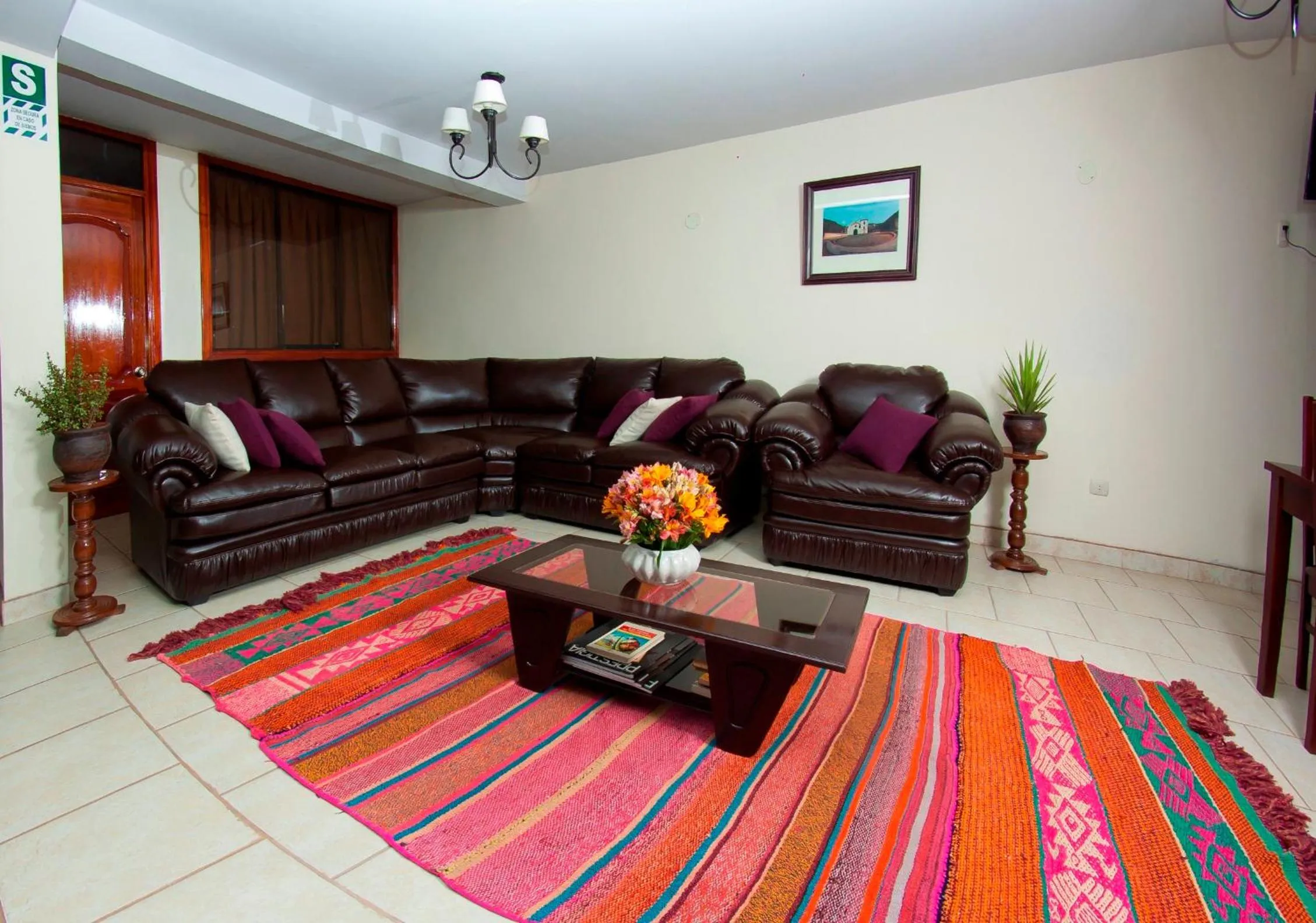 Communal lounge/ TV room in Yucay Plaza Inn