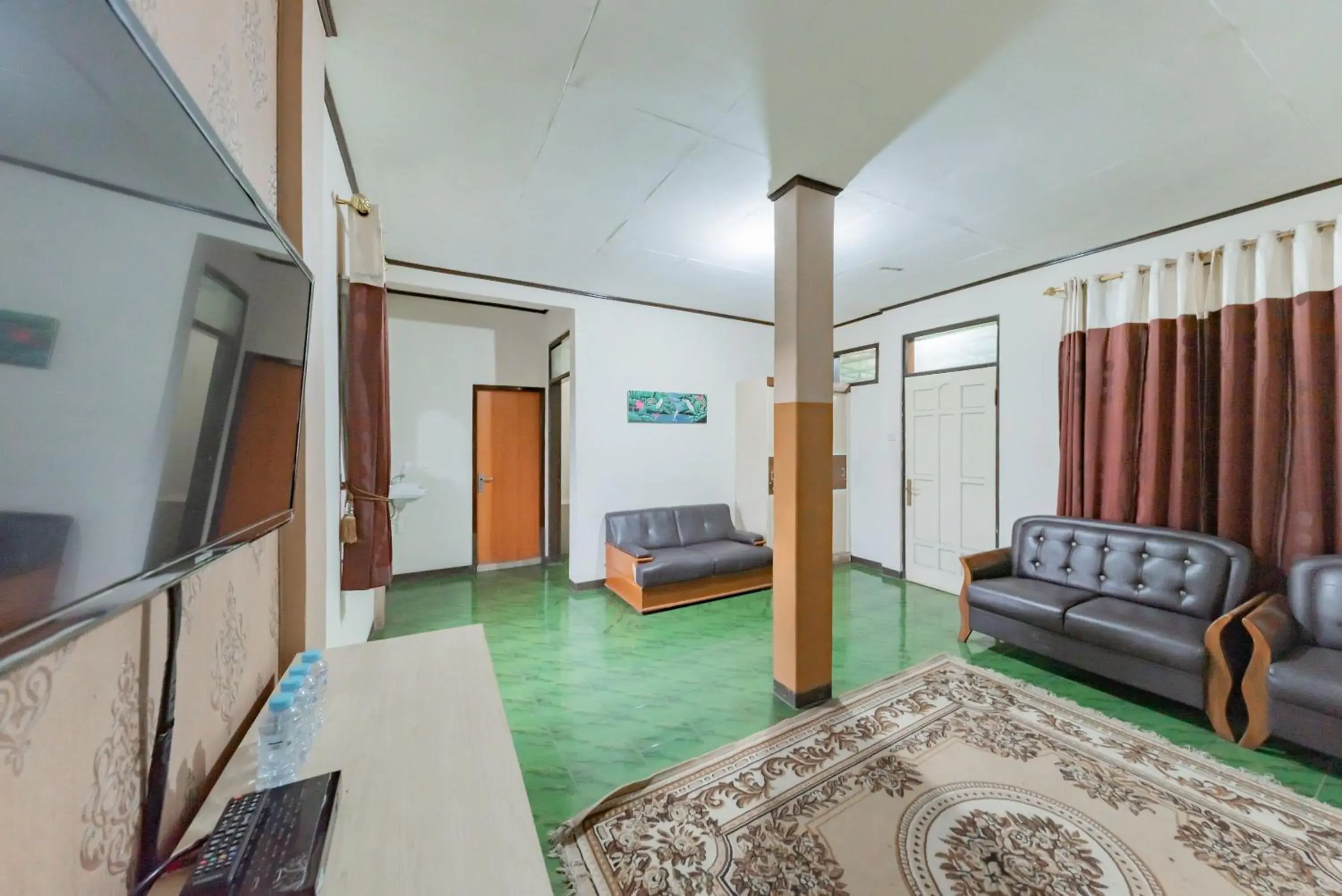 Living room in RedDoorz near Cikole Lembang Living room in RedDoorz near Cikole Lembang