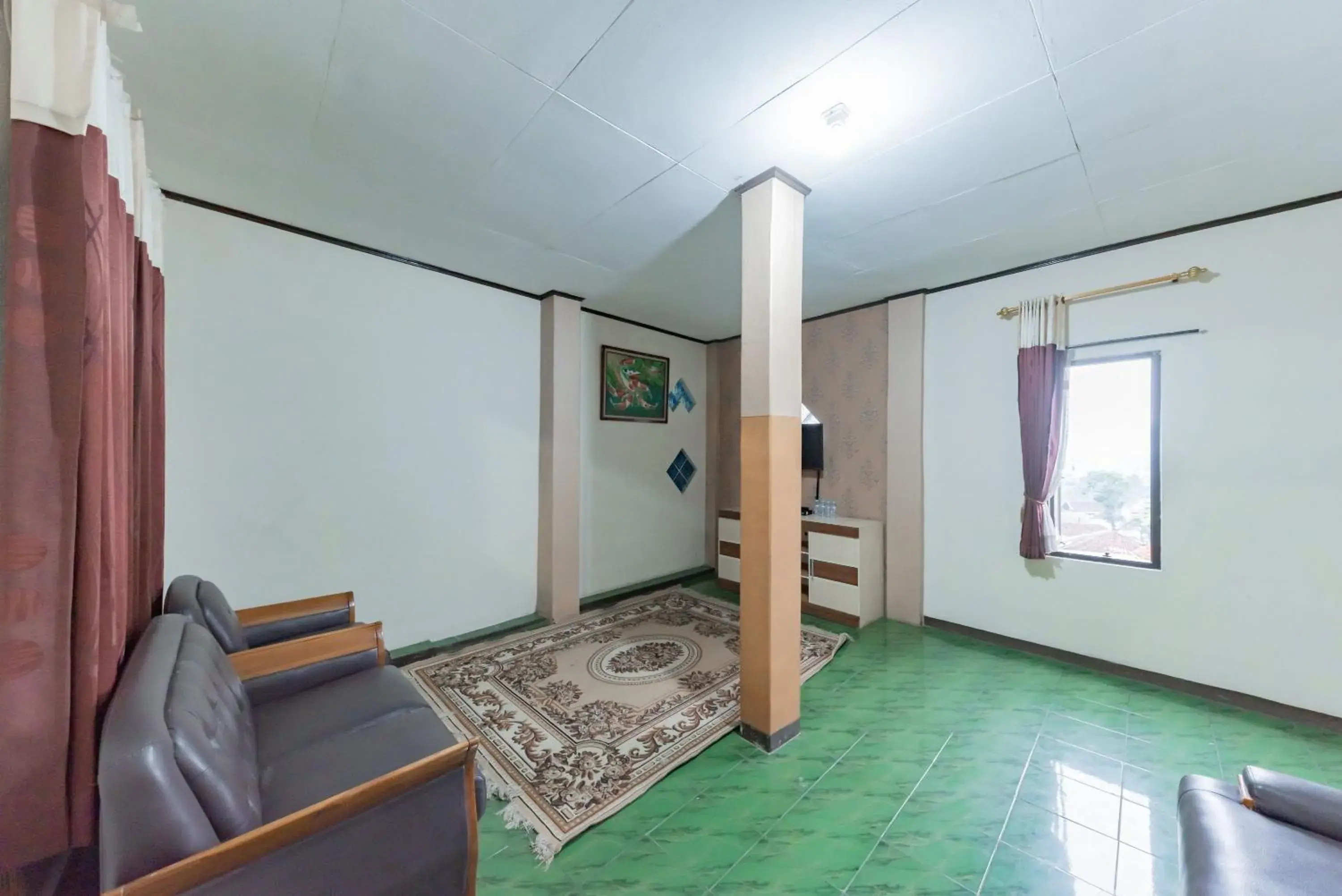 Living room, Bed in RedDoorz near Cikole Lembang Living room, Bed in RedDoorz near Cikole Lembang