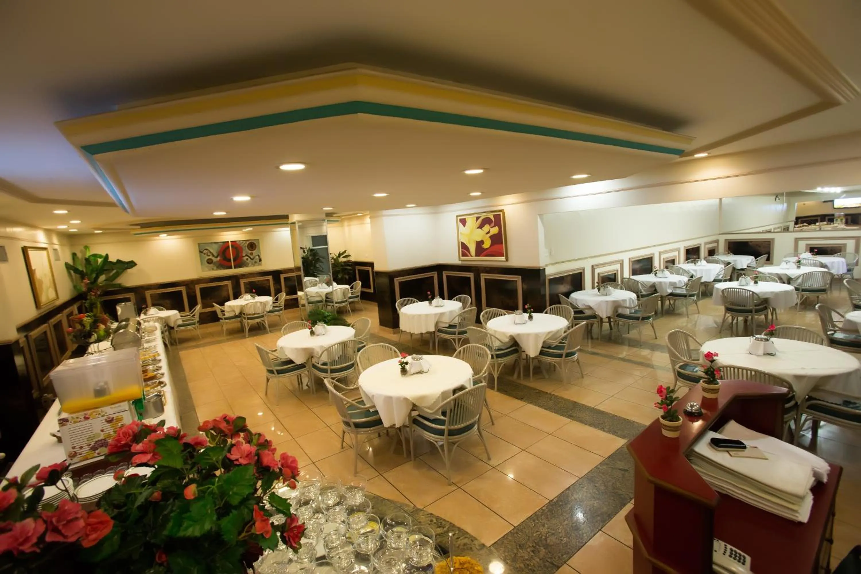 Restaurant/places to eat in Prince Hotel