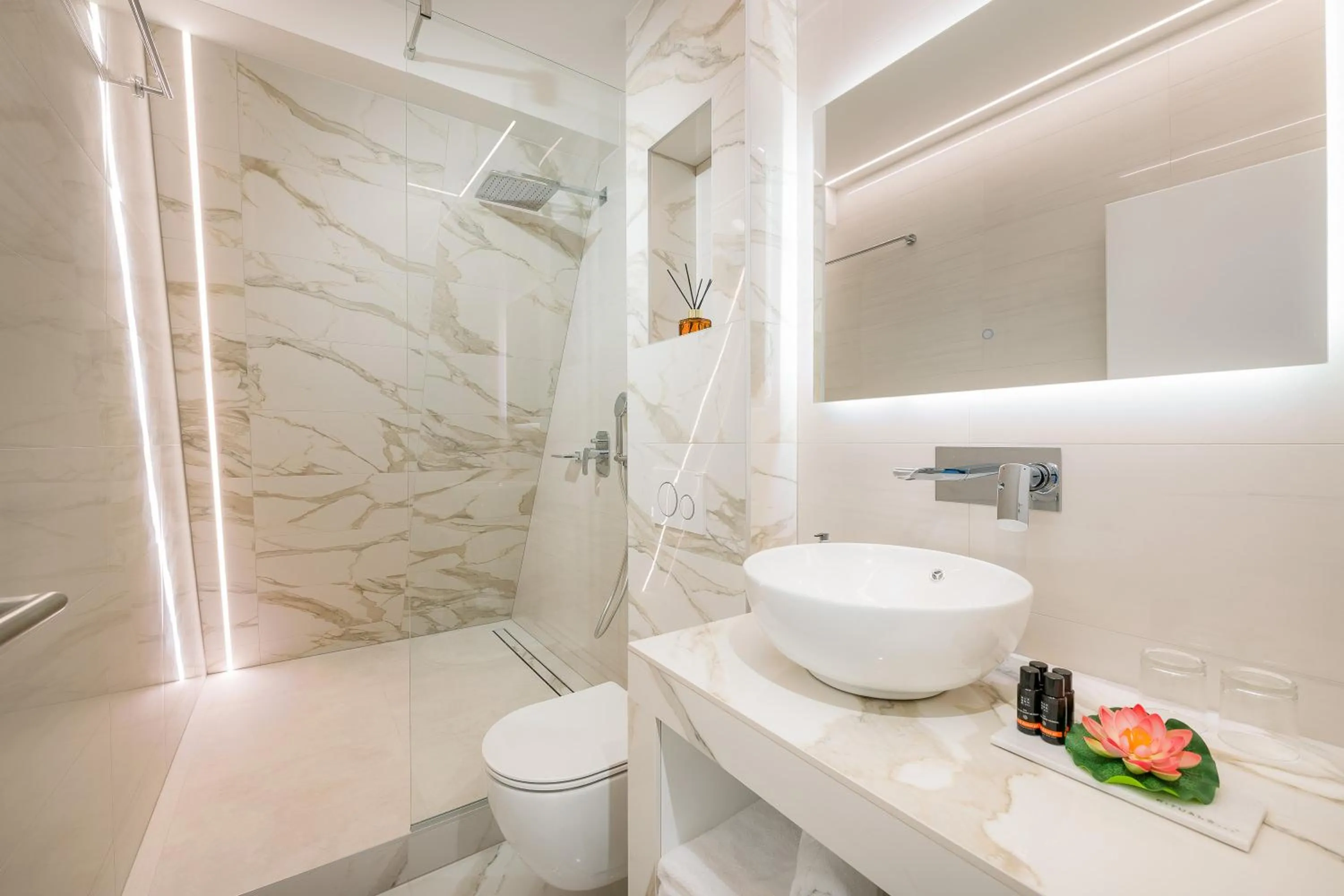 Flos Luxury Rooms
