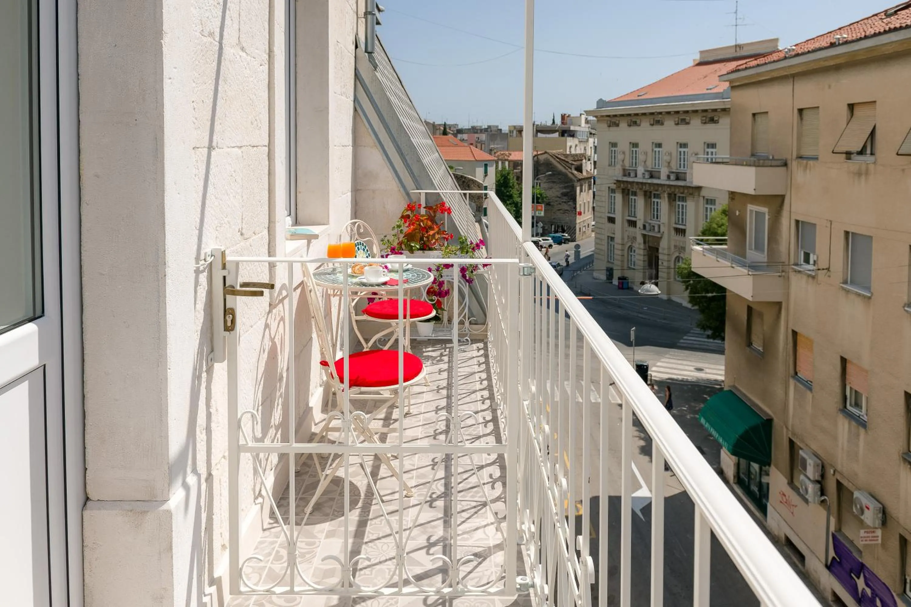 Flos Luxury Rooms