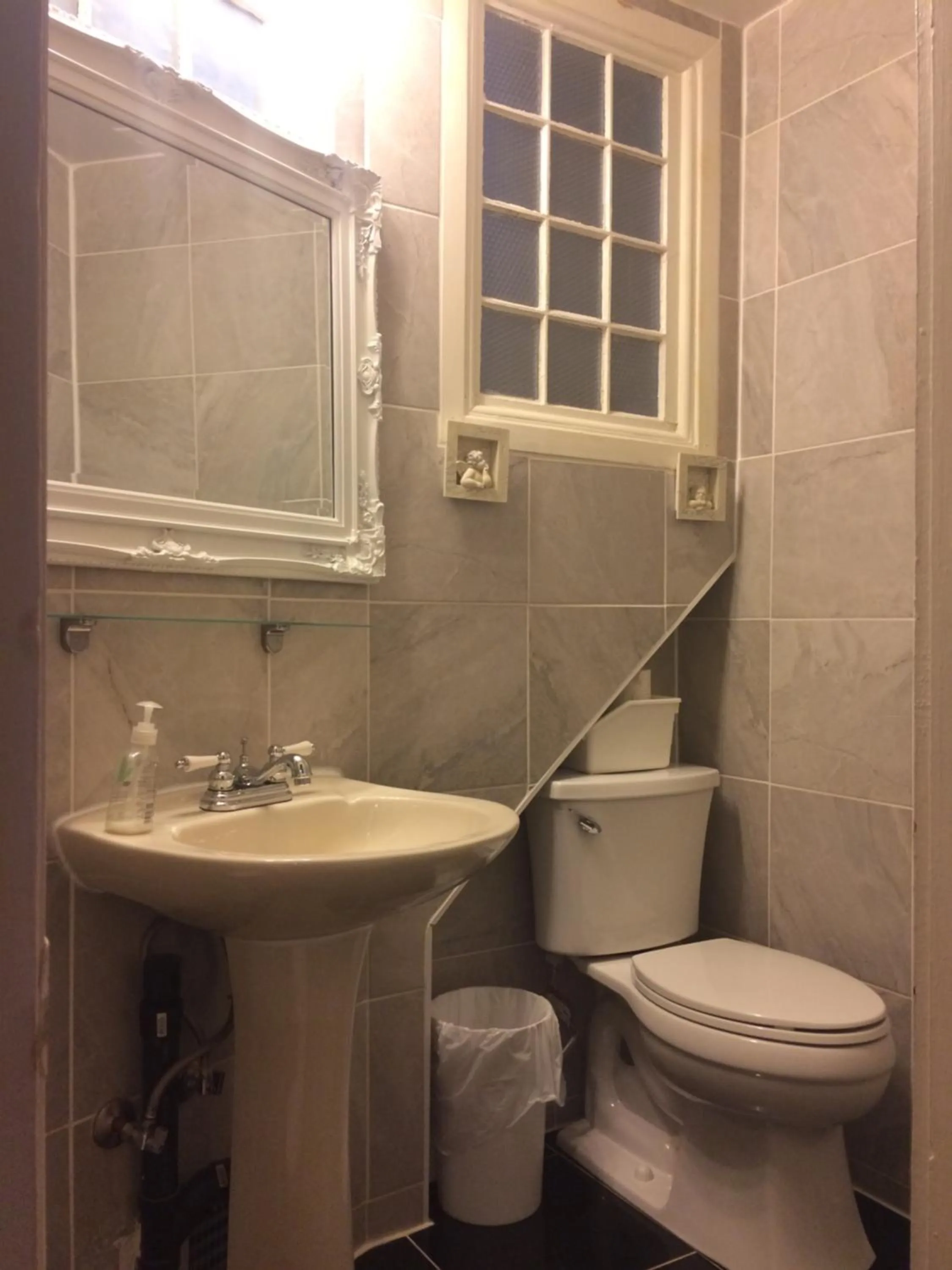 Bathroom in Rideau Inn