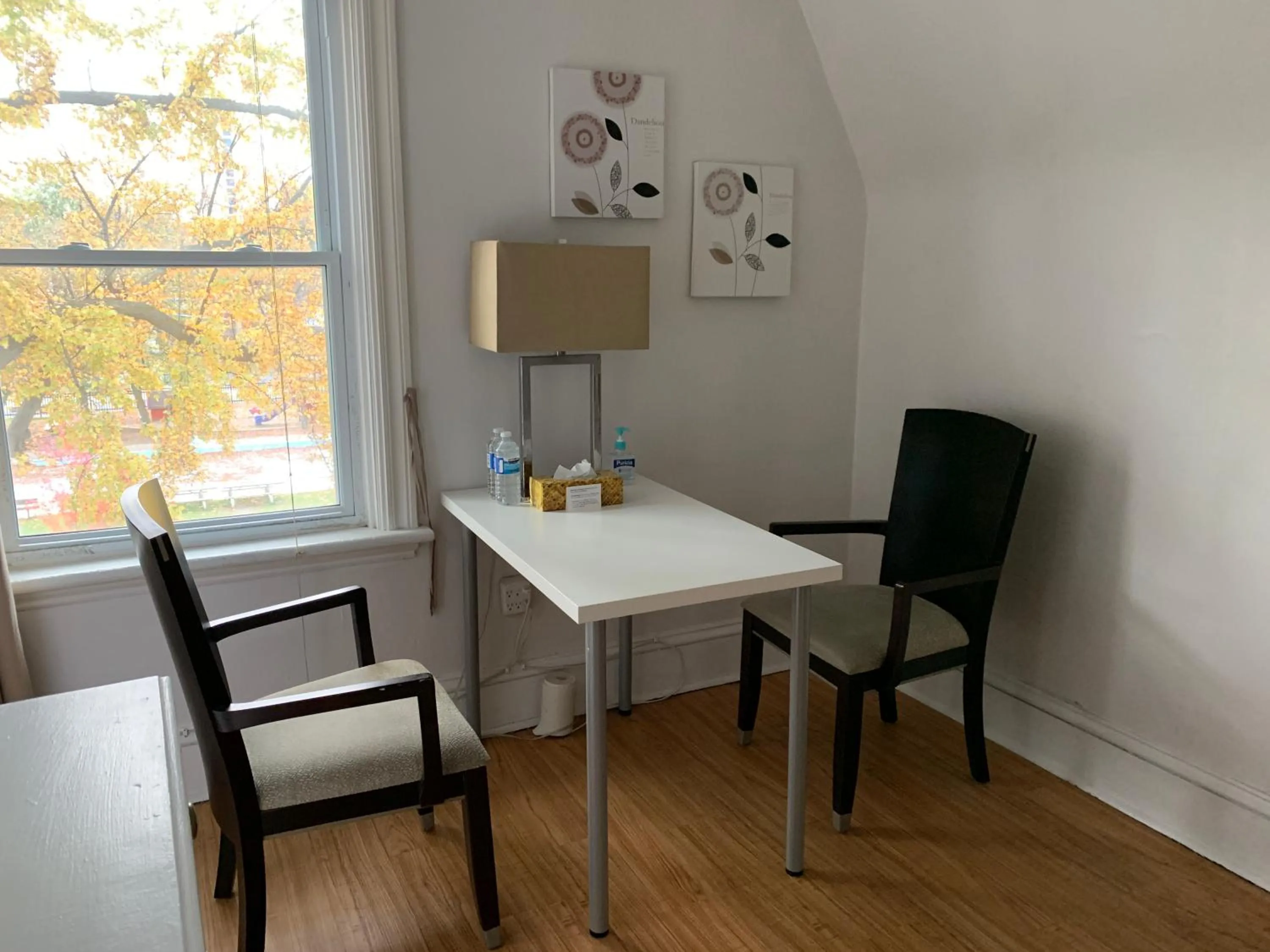 Seating area in Rideau Inn