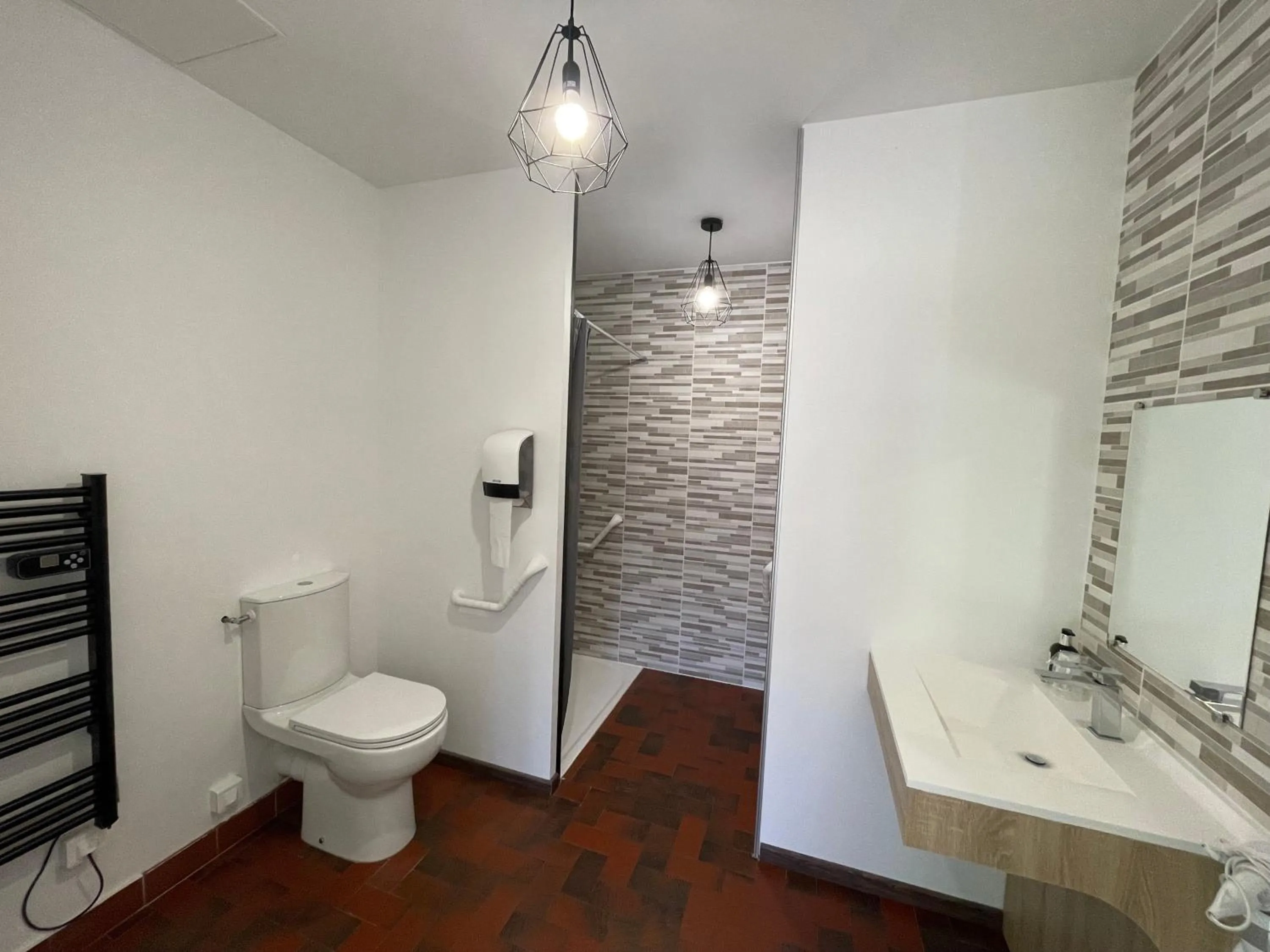 Bathroom in Hôtel Paris Madrid