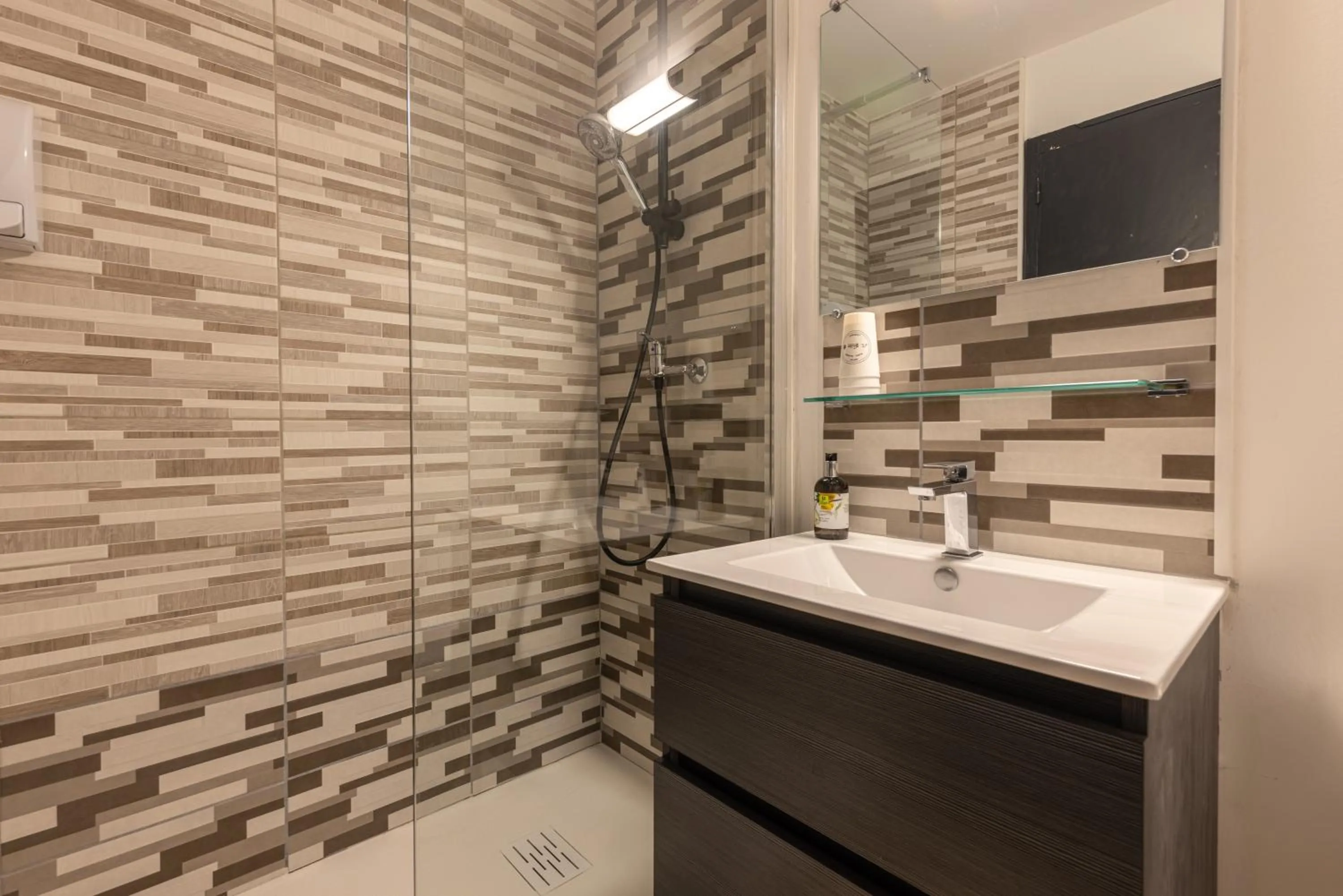 Shower in Hôtel Paris Madrid