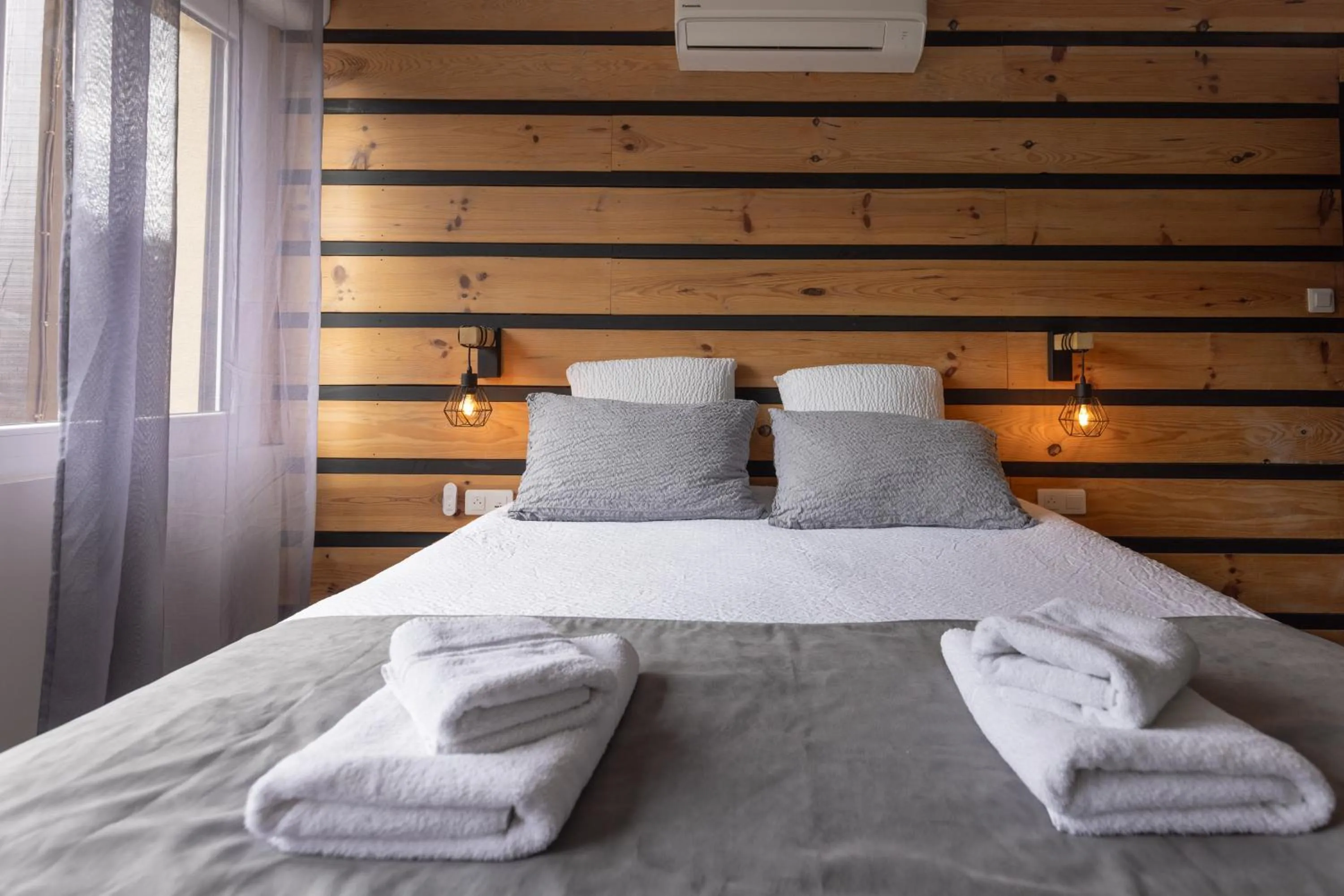 Bed in Hôtel Paris Madrid