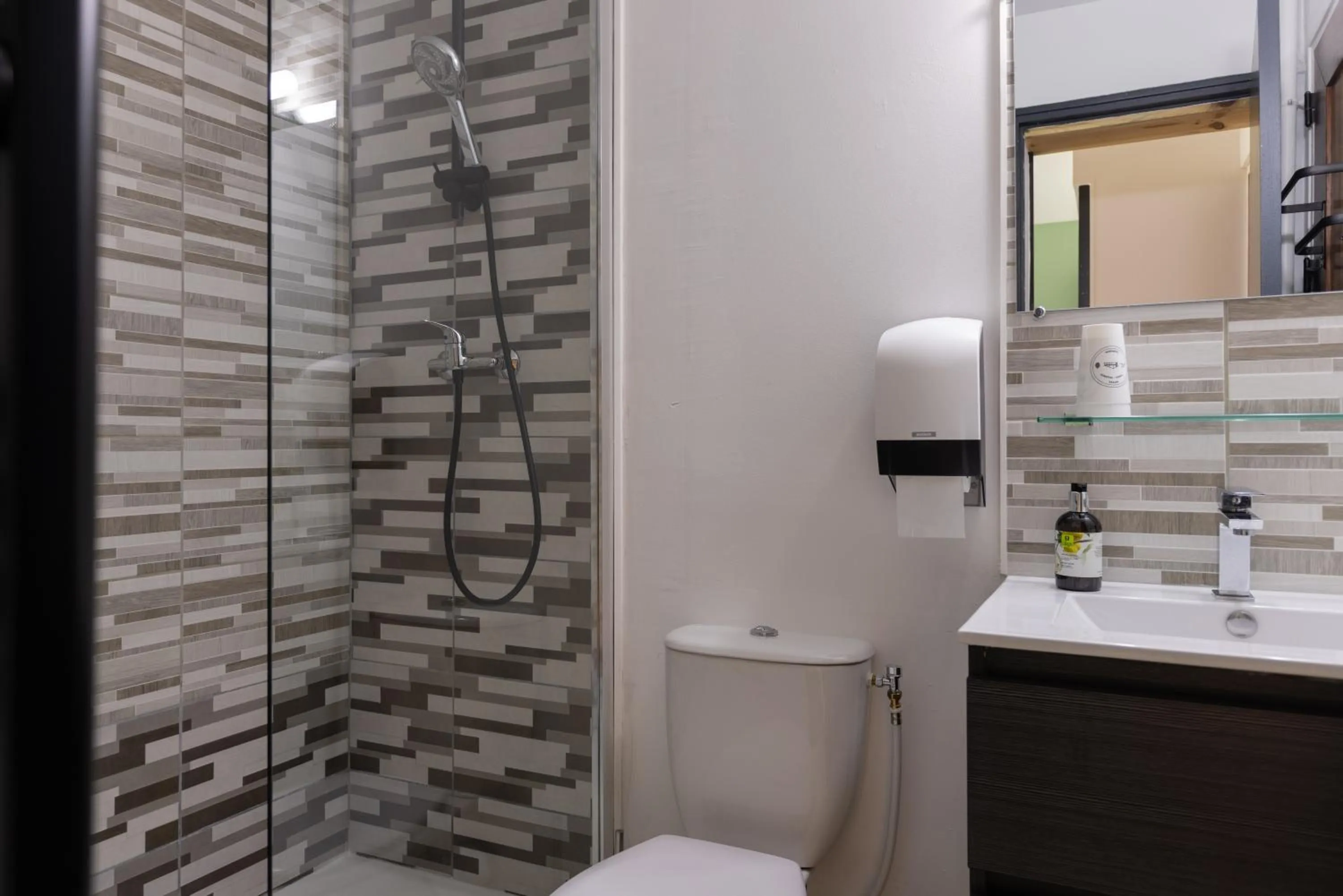 Bathroom in Hôtel Paris Madrid