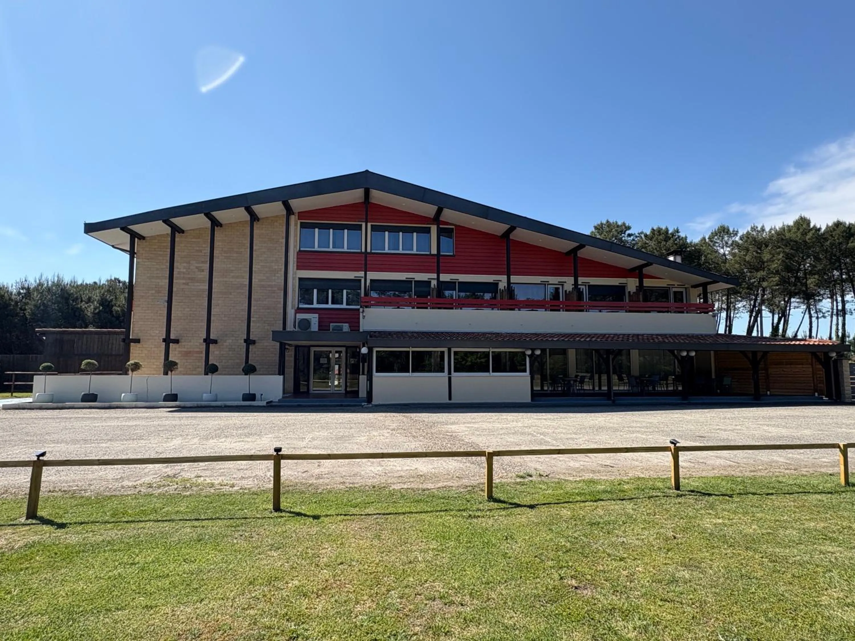 Property building in Hôtel Paris Madrid