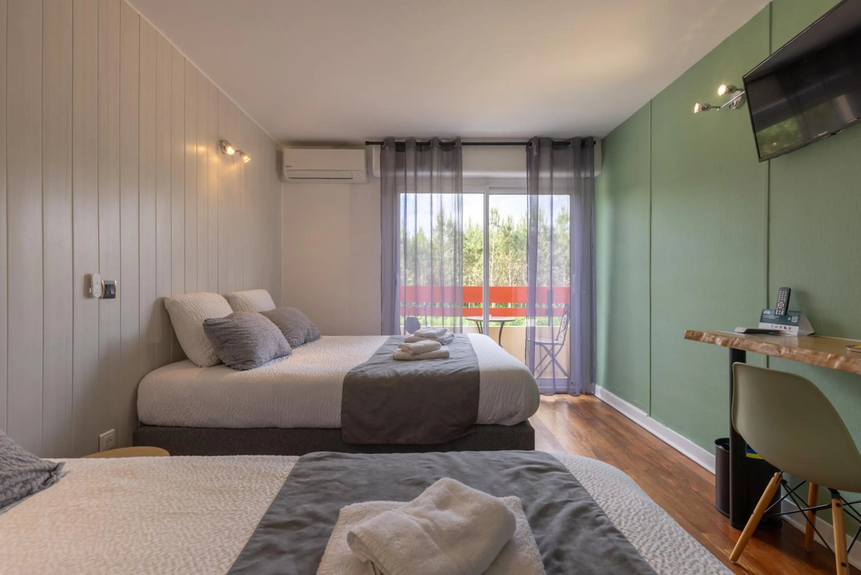 Photo of the whole room, Bed in Hôtel Paris Madrid