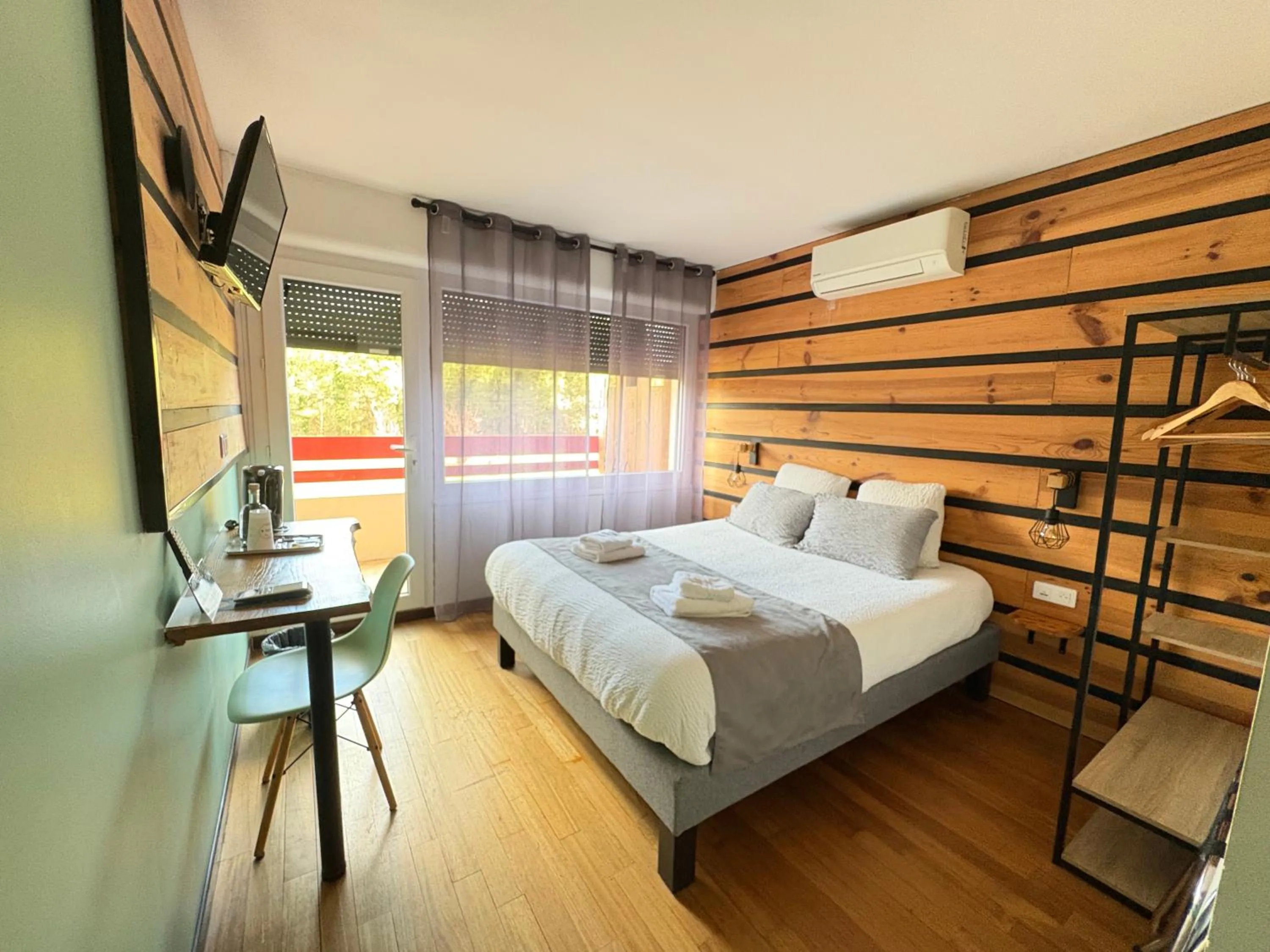 Bed in Hôtel Paris Madrid