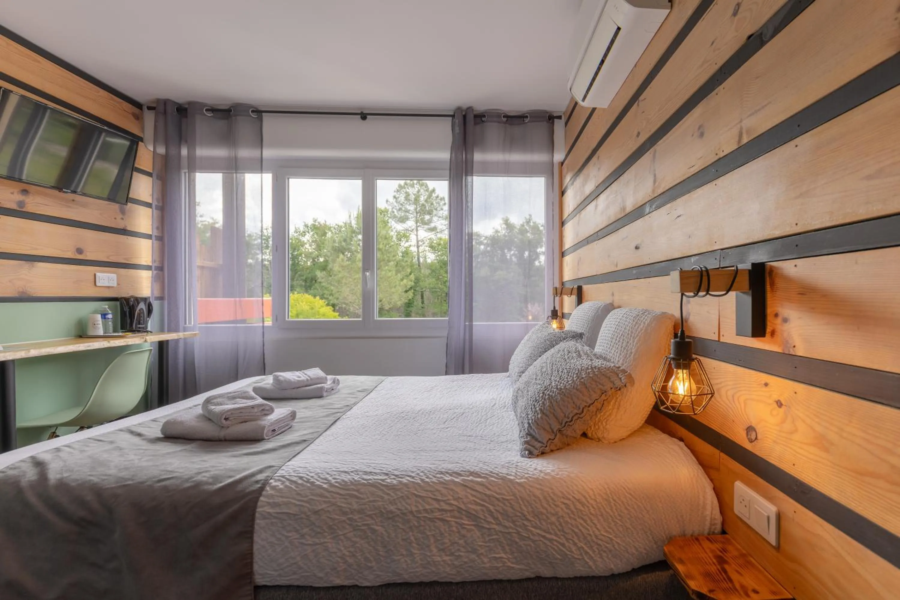 Photo of the whole room, Bed in Hôtel Paris Madrid