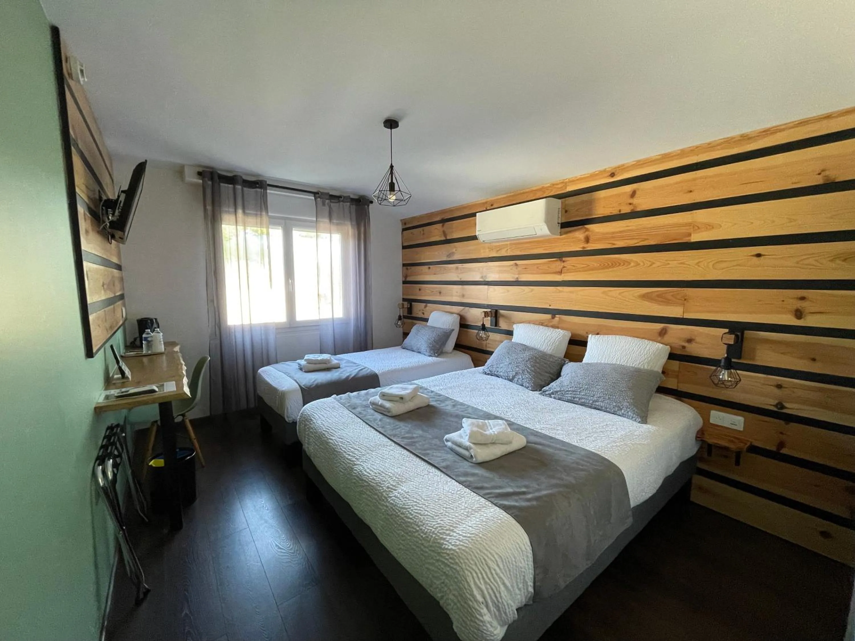 Photo of the whole room, Bed in Hôtel Paris Madrid