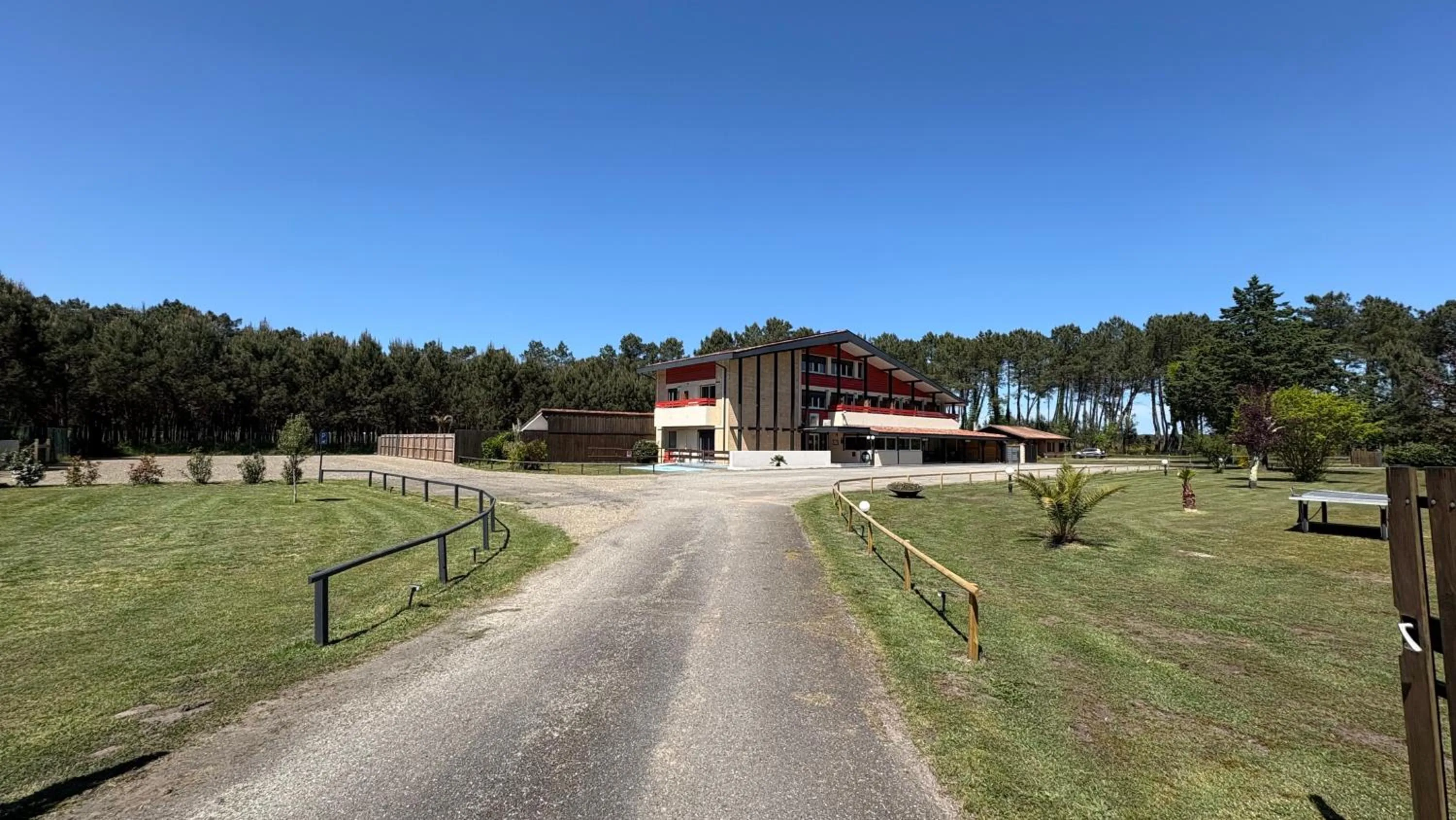 Property building in Hôtel Paris Madrid