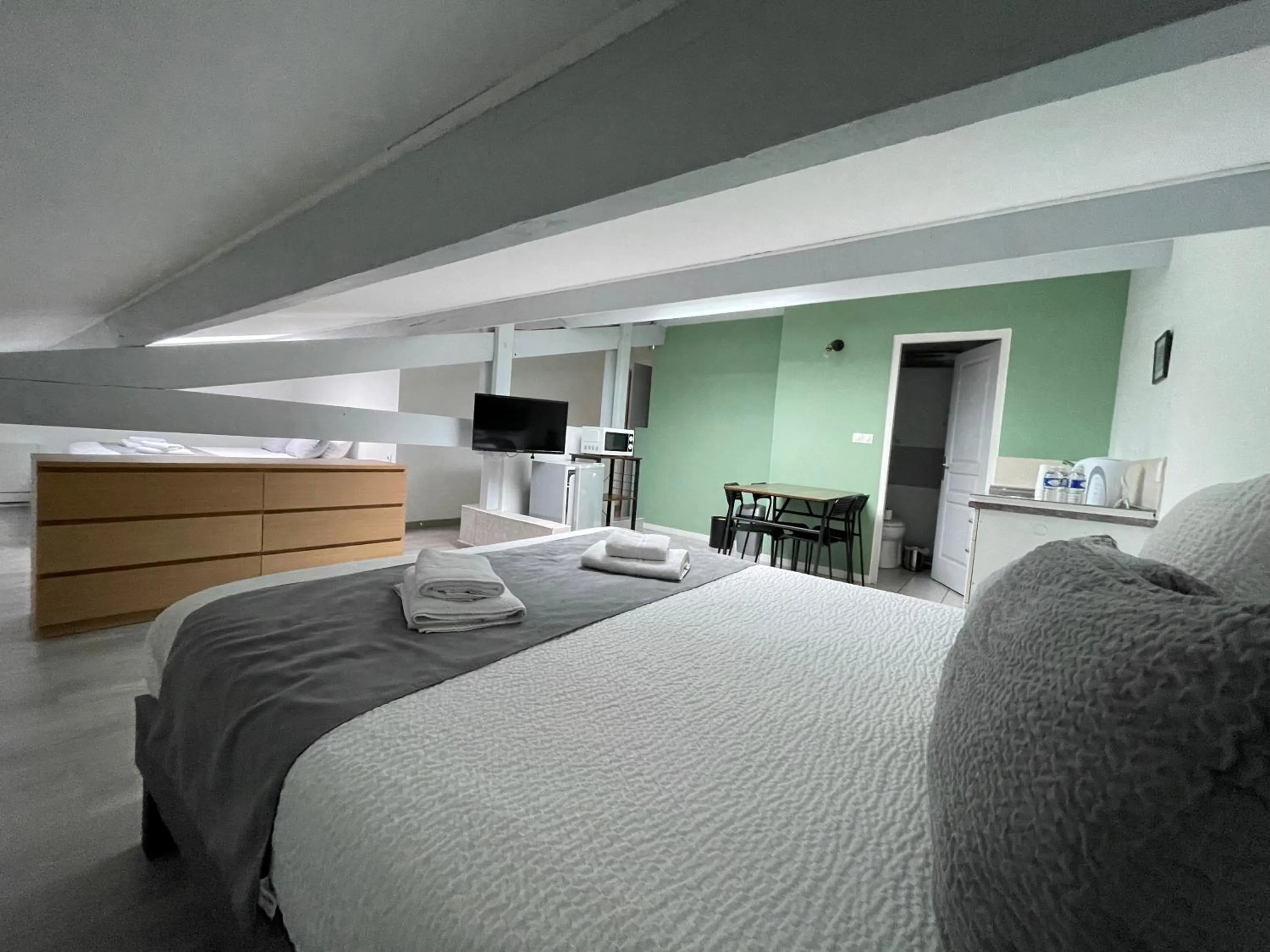 Bed in Hôtel Paris Madrid