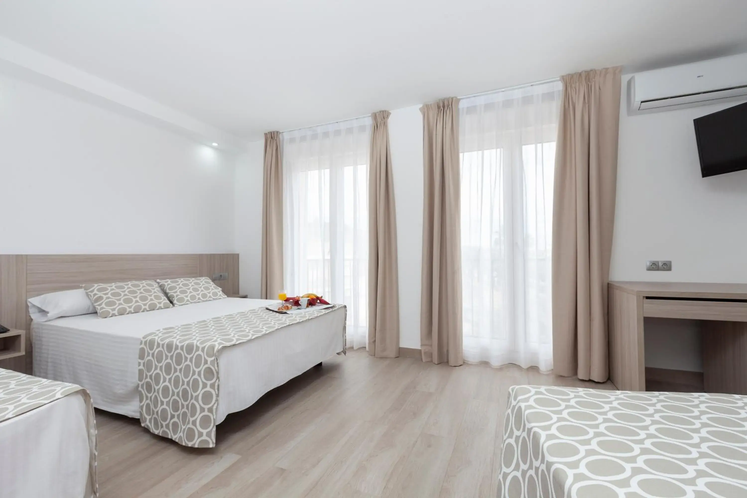 Photo of the whole room, Bed in Hotel Olympia Ronda II Photo of the whole room, Bed in Hotel Olympia Ronda II