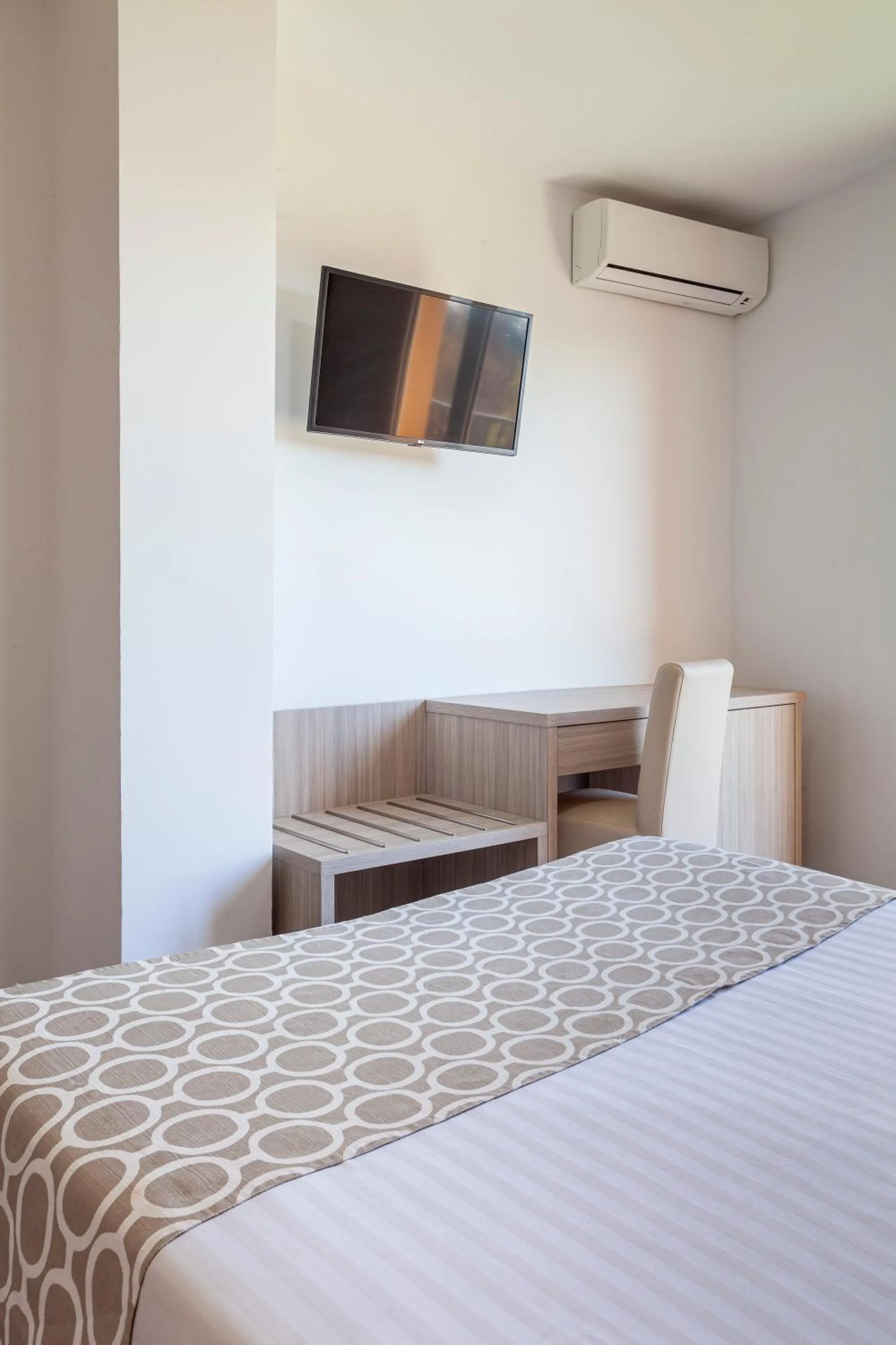 Photo of the whole room, Bed in Hotel Olympia Ronda II