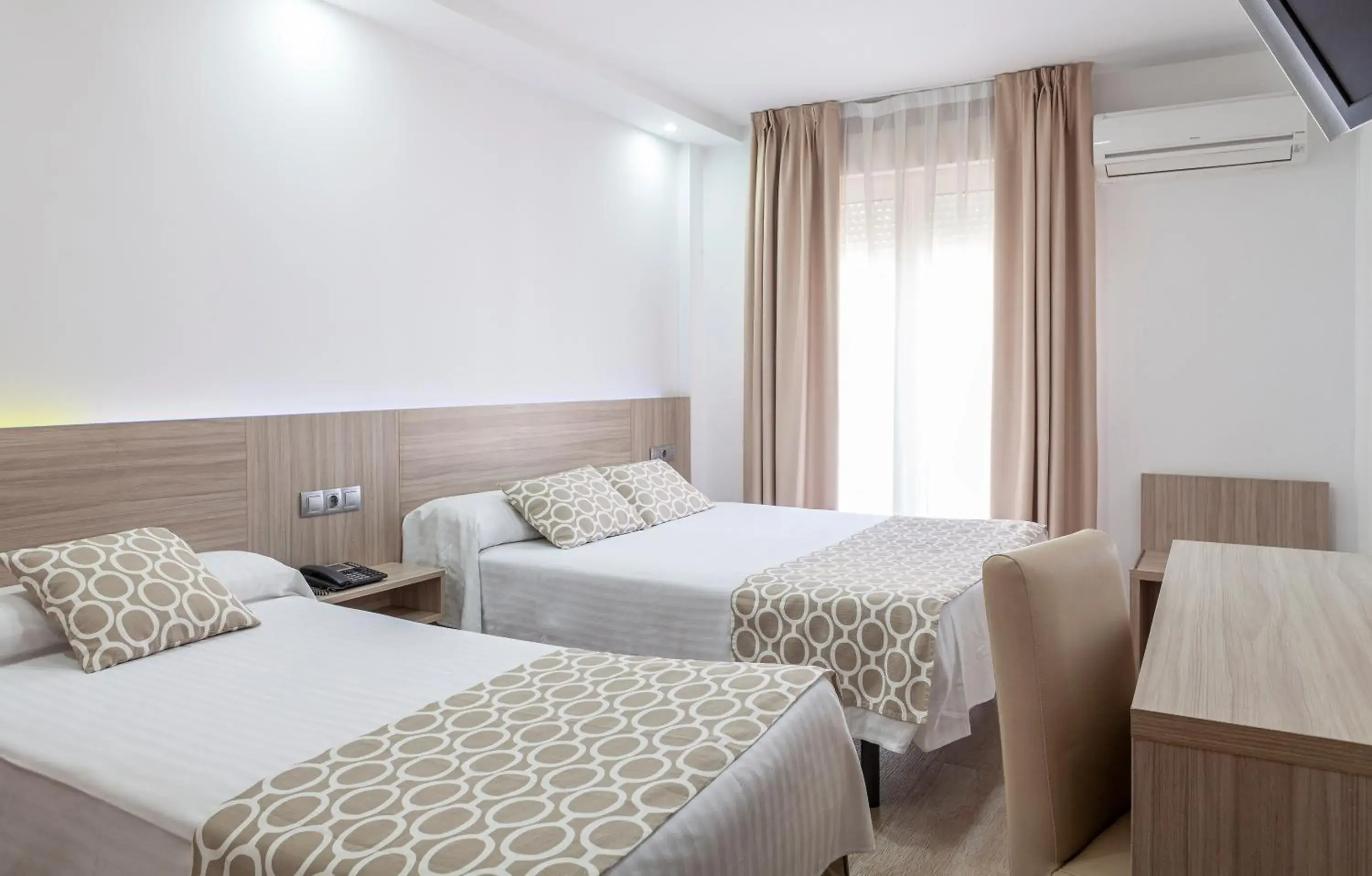 Photo of the whole room, Bed in Hotel Olympia Ronda II Photo of the whole room, Bed in Hotel Olympia Ronda II