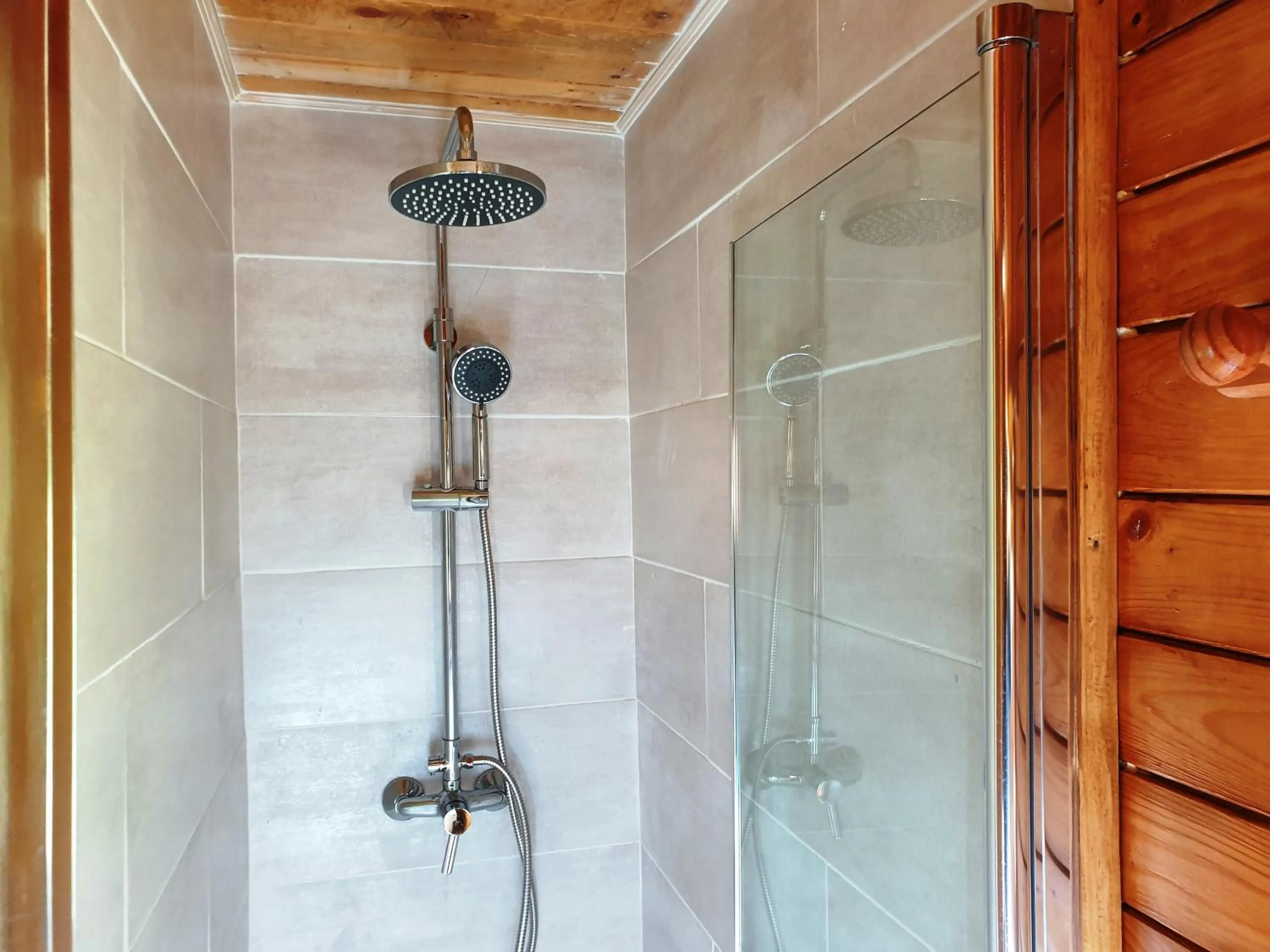 Shower in Aiguestortes Camping Resort