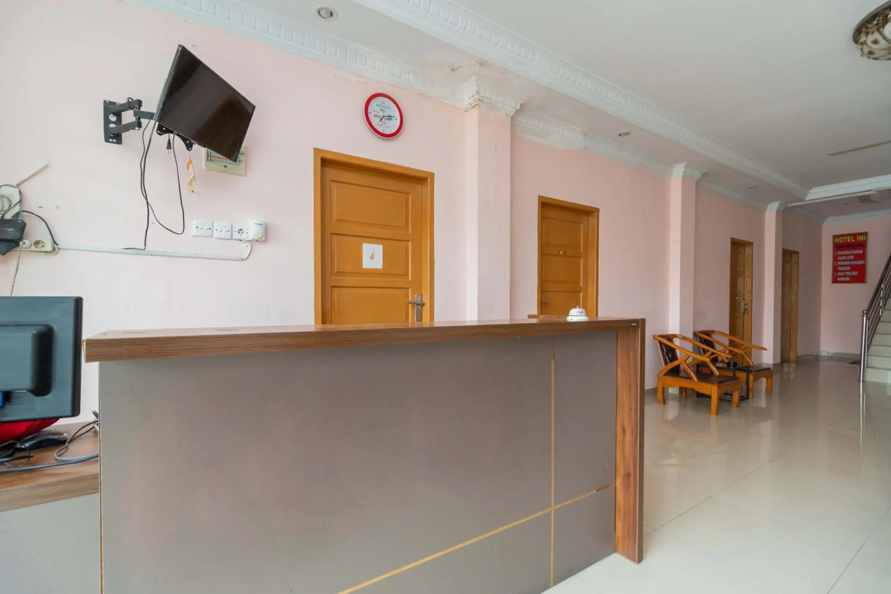 Lobby or reception in RedDoorz Syariah near Transmart Padang Lobby or reception in RedDoorz Syariah near Transmart Padang