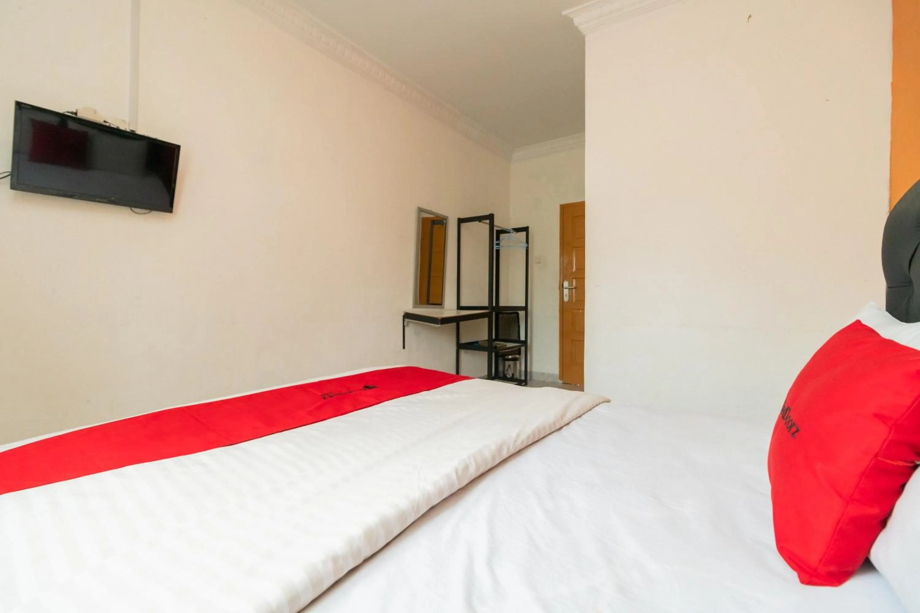 Bedroom, Bed in RedDoorz Syariah near Transmart Padang