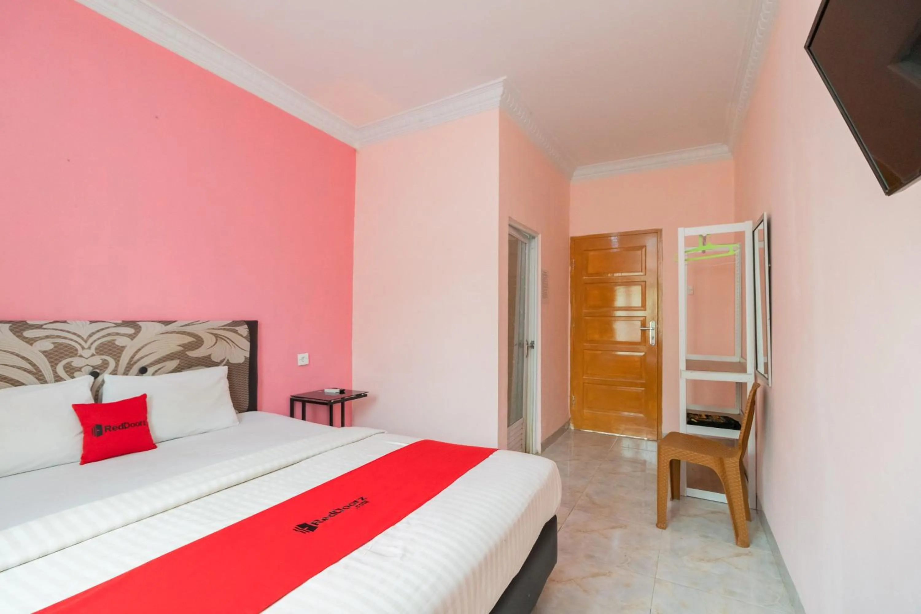 Bedroom, Bed in RedDoorz Syariah near Transmart Padang