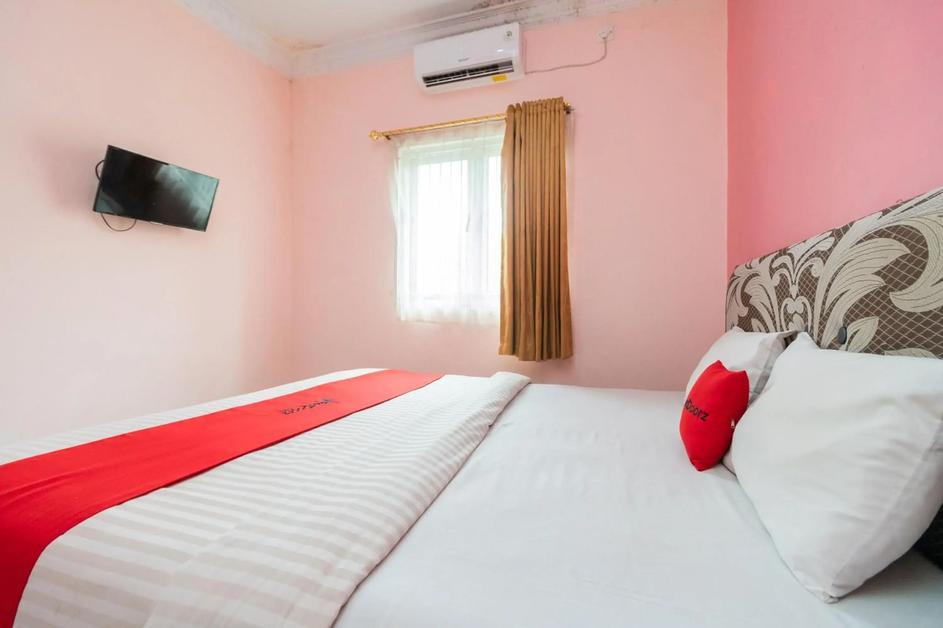 Bedroom, Bed in RedDoorz Syariah near Transmart Padang Bedroom, Bed in RedDoorz Syariah near Transmart Padang