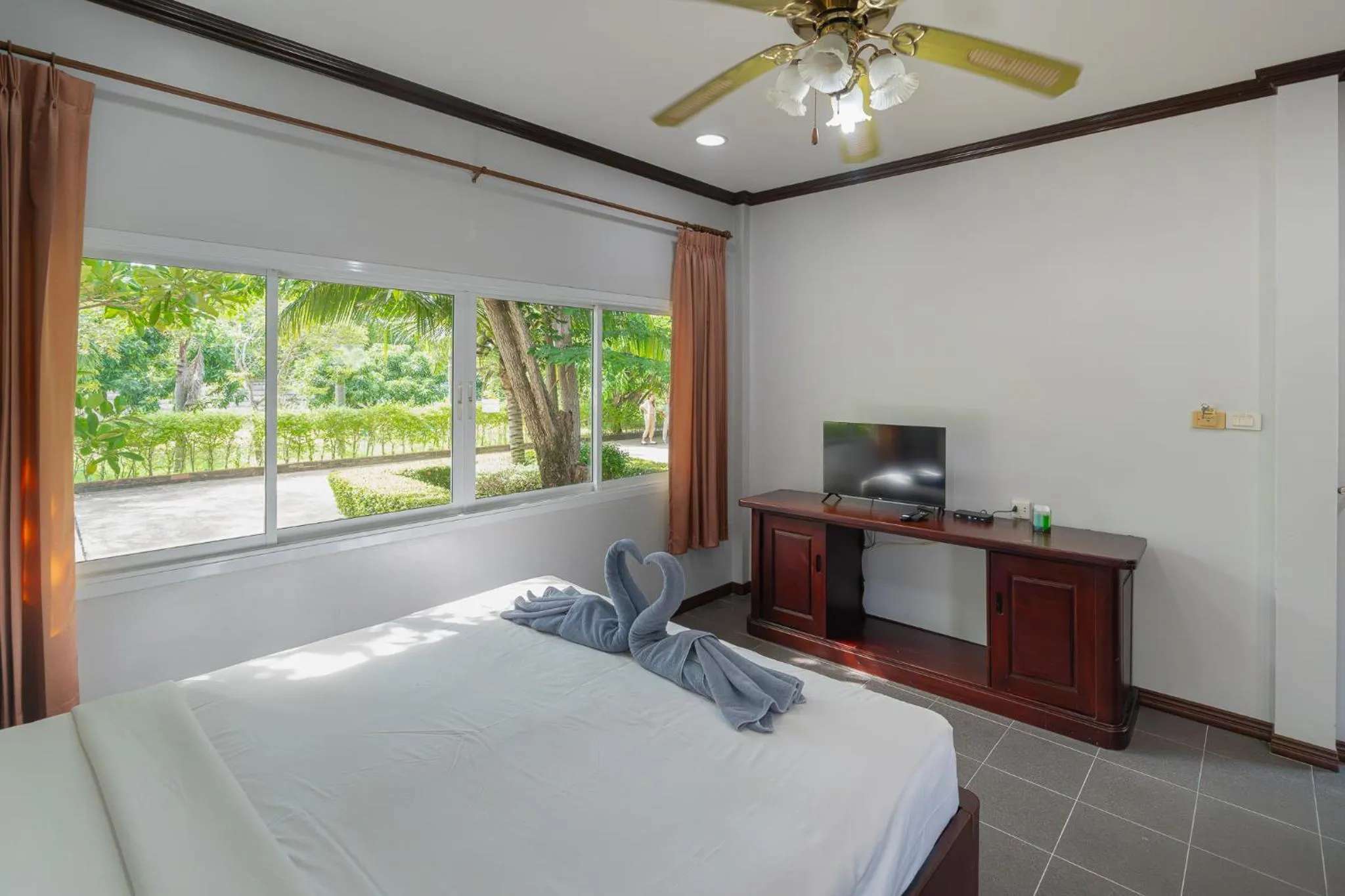 Bed in Baan Faa Talaychan Resort