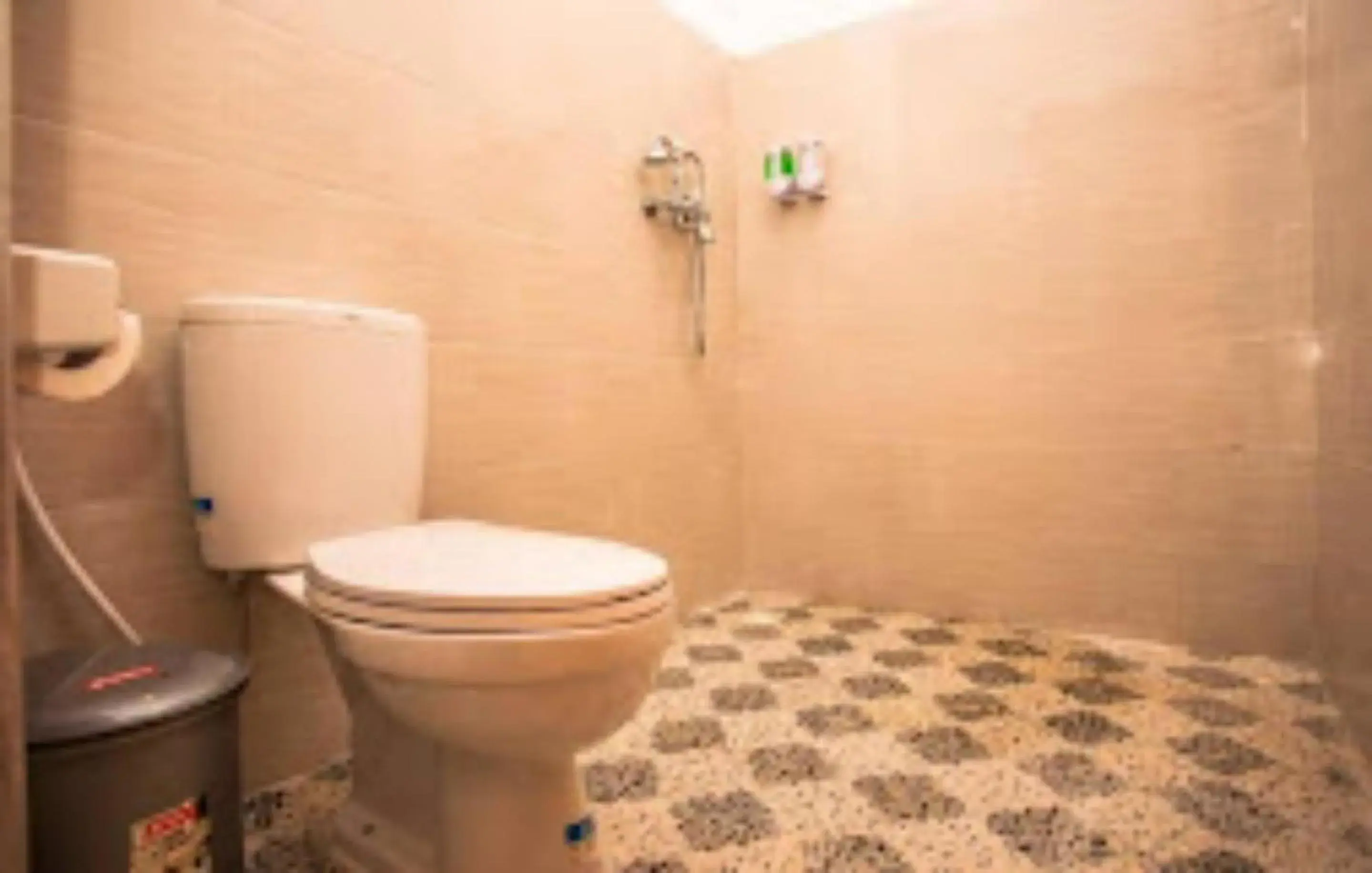 Toilet in Singgahan Bungalow by ecommerceloka Toilet in Singgahan Bungalow by ecommerceloka