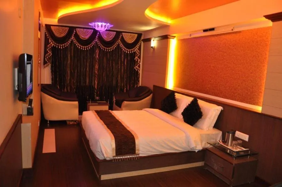 Photo of the whole room, Bed in Astoria Residency