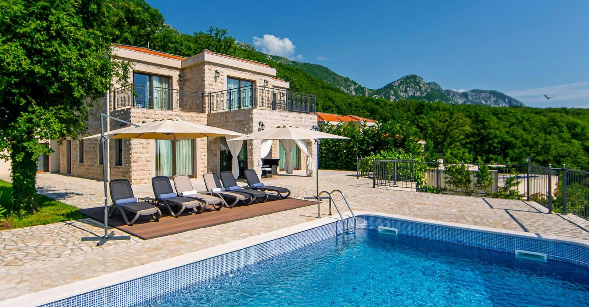 Property building in Oak Leaf Residences