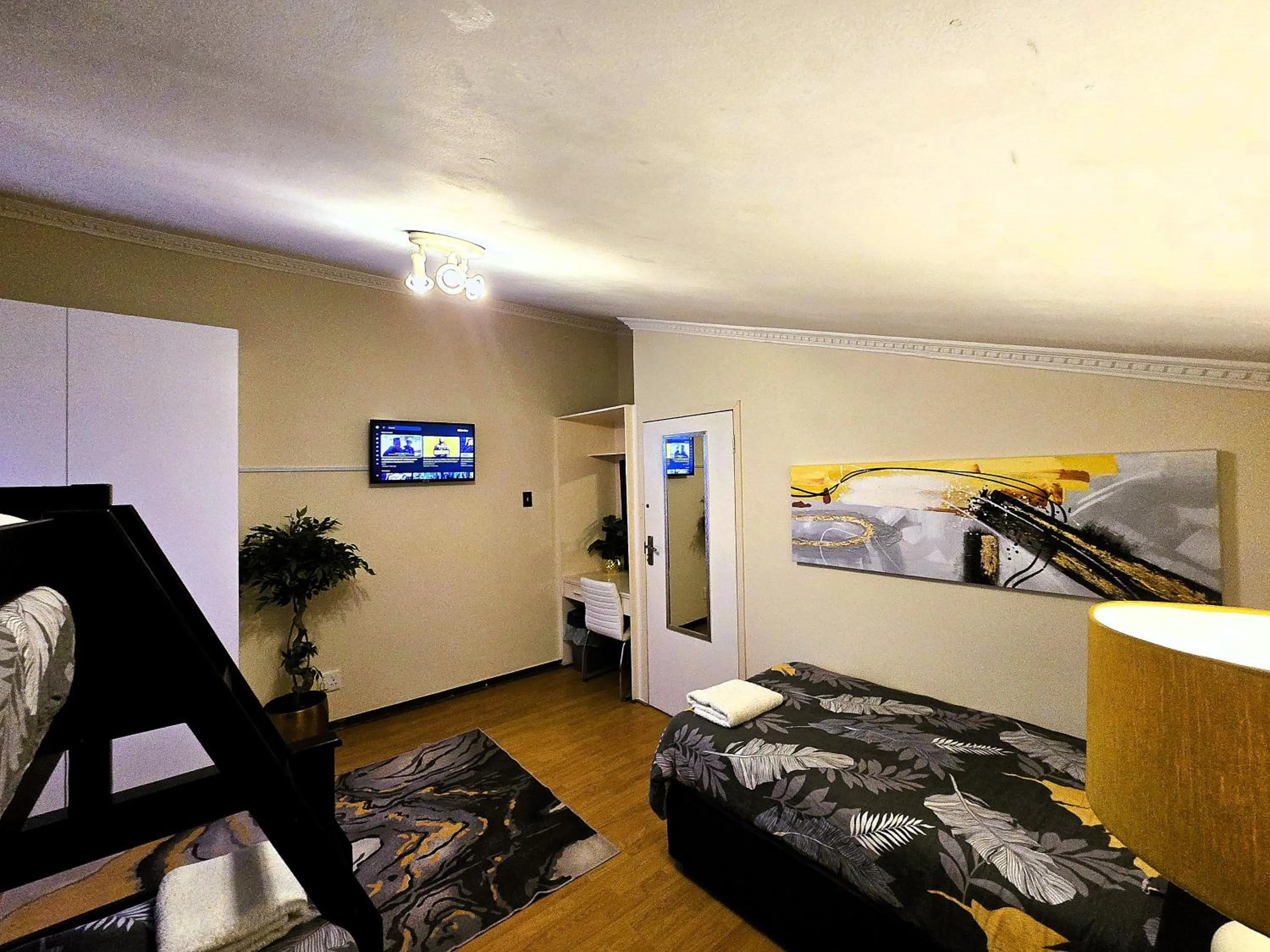 Bed in Walters Lane Luxury Accommodation main house - No loadshedding